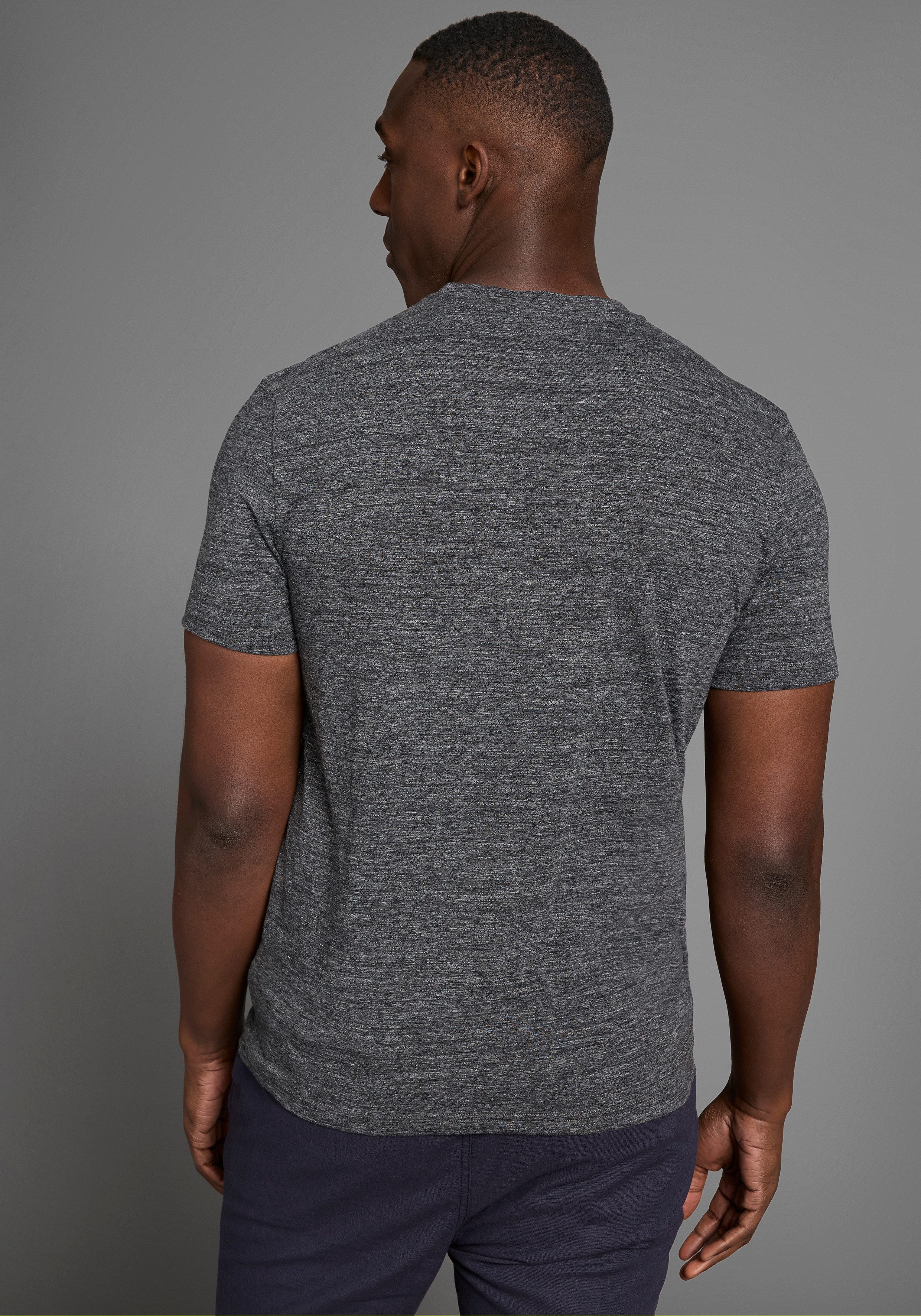 DELMAO T-Shirt (Packung, 2-er Pack) in hochwertiger Melange-Optik mit dezenter Logo-Stickerei