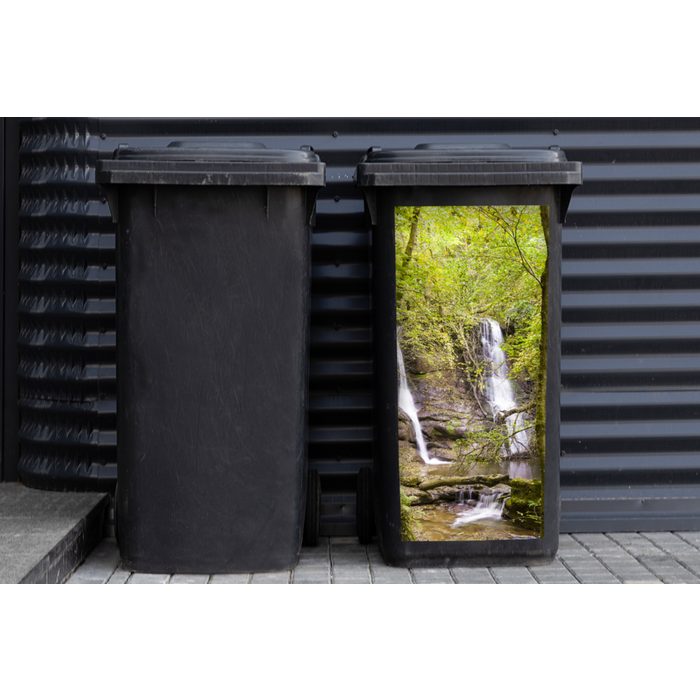 MuchoWow Wandsticker Wasserfälle tief in den Wäldern des Brecon Beacons National Park (1 St) Mülleimer-aufkleber Mülltonne Sticker Container Abfalbehälter