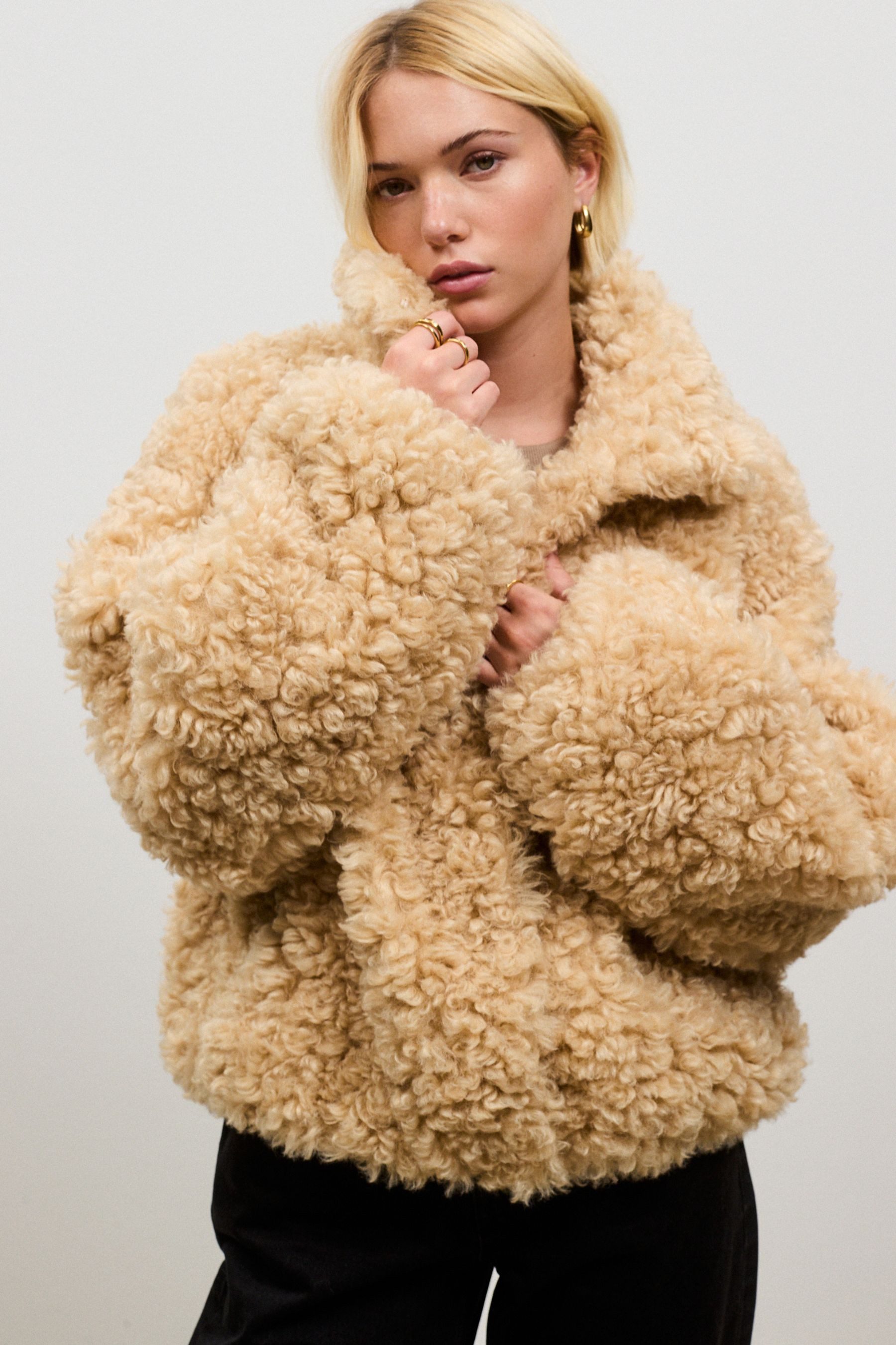 Next Fellimitatjacke Mantel aus lockigem Kunstfell (1-St)