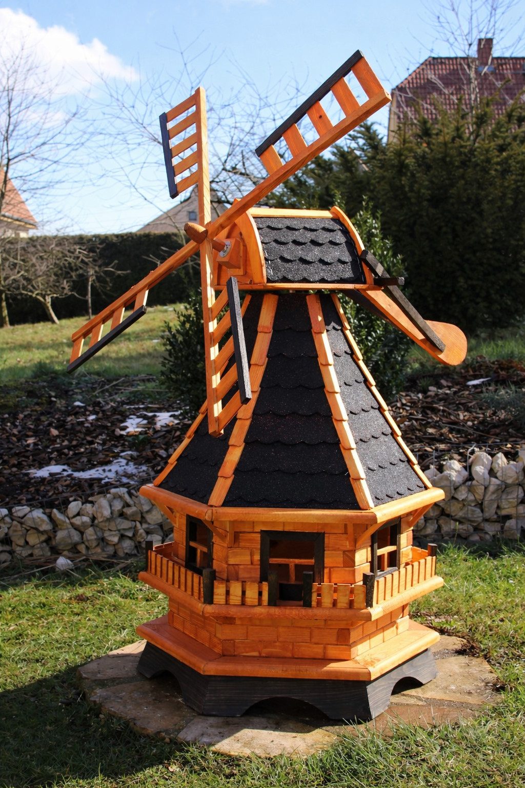 Holzdekoladen Deko-Windrad XL Gartenwindmühle aus Holz mit Solarbeleuchtung & Dachgauben