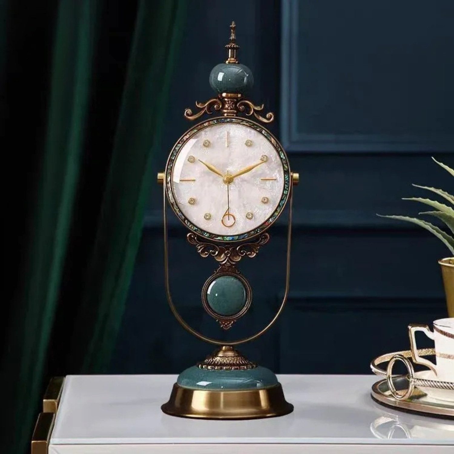 Quality Elegance Dekoobjekt Retro Europäische Tischuhr aus Glas und Messing