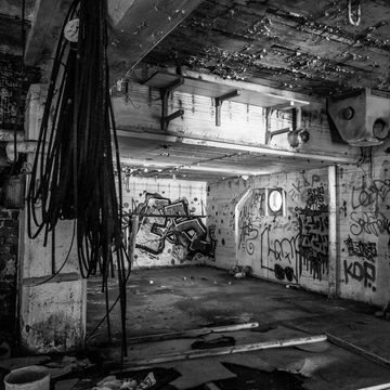 Wallario Möbelfolie Alte verlassene Fabrik in schwarz weiß mit Graffiti