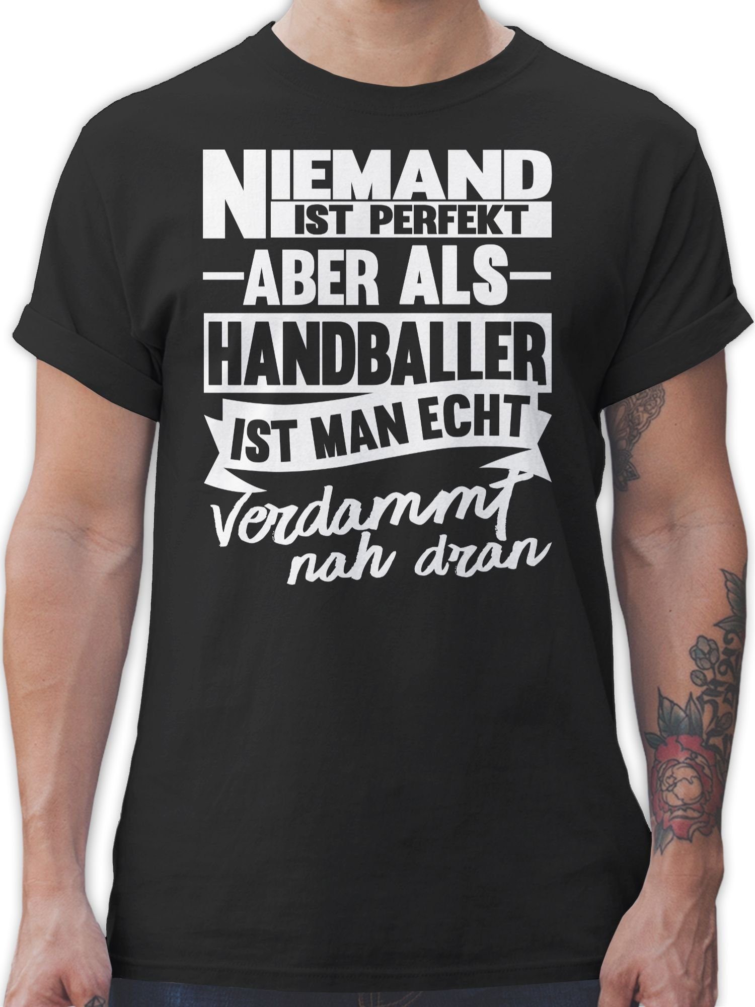 Shirtracer T-Shirt Niemand ist perfekt aber als Handballer ist man echt verdammt nah dran Handball WM 2023 Trikot Ersatz 1 Schwarz