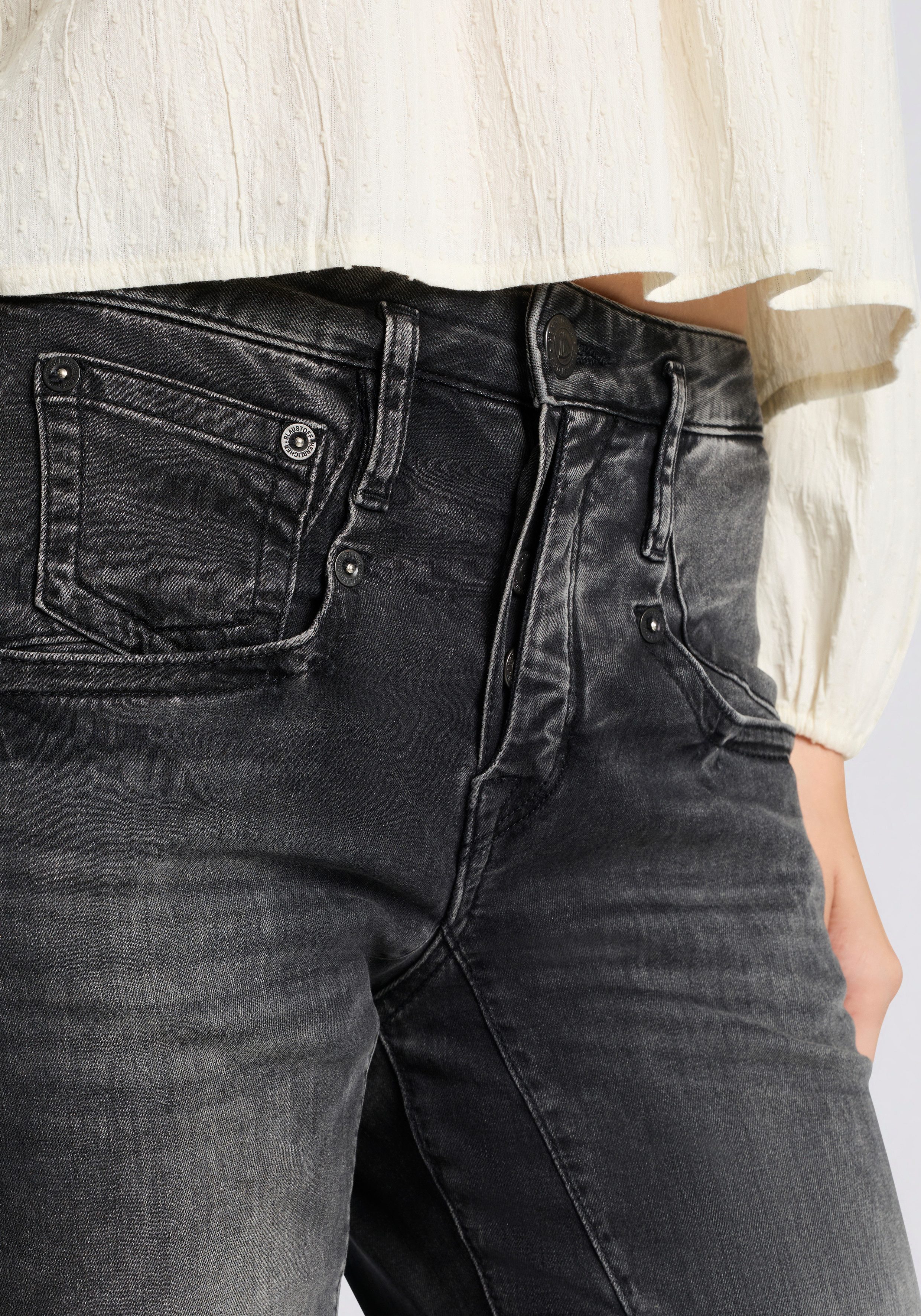 Herrlicher Boyfriend-Jeans Shyra Tap Denim Black Light mit halb verdeckter Knopfleiste