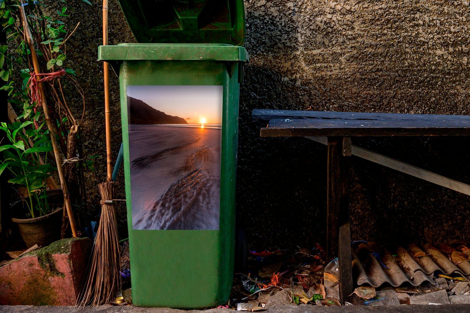 MuchoWow Wandsticker Sonne - Strand Sticker, St), Mülltonne, Mülleimer-aufkleber, - (1 Berge Abfalbehälter Container