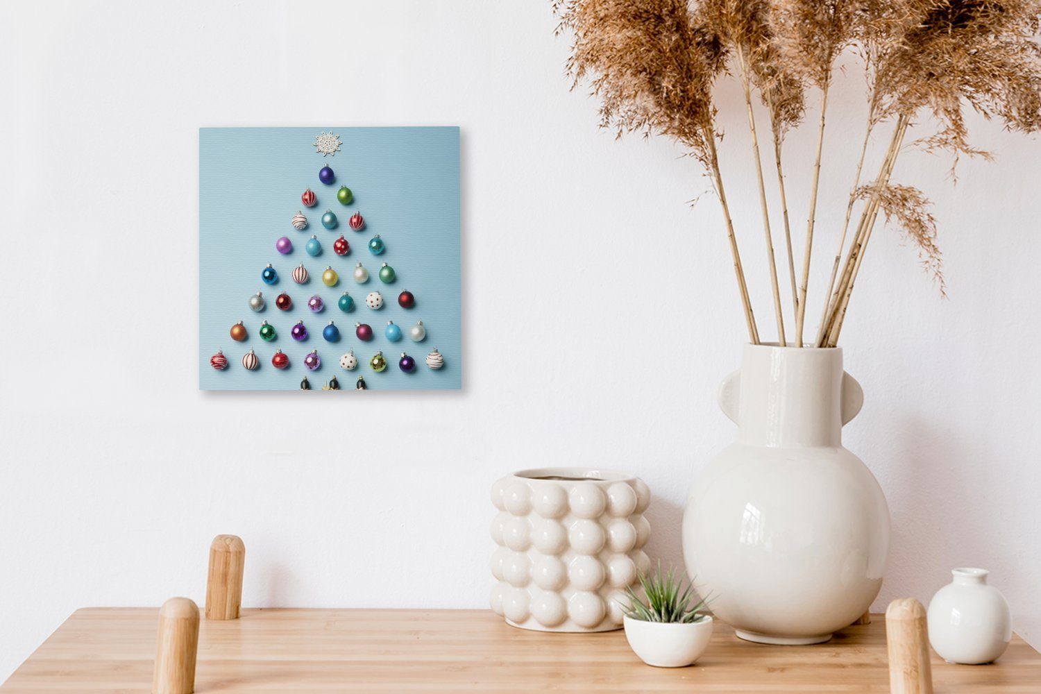 Schlafzimmer für Ein Bilder Weihnachtsbaum auf Leinwandbild hellblauem aus Wohnzimmer Leinwand Hintergrund, St), (1 OneMillionCanvasses® Kugeln