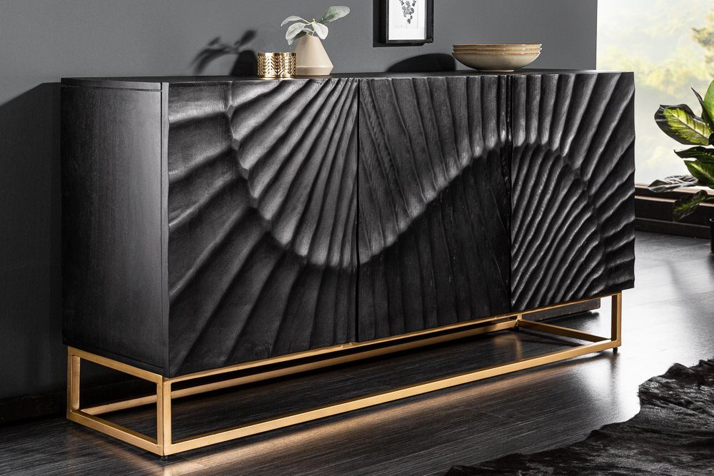 riess-ambiente Sideboard SCORPION 140cm schwarz / gold, Massivholz · Metall · Kommode · 3D Schnitzereien · Wohnzimmer