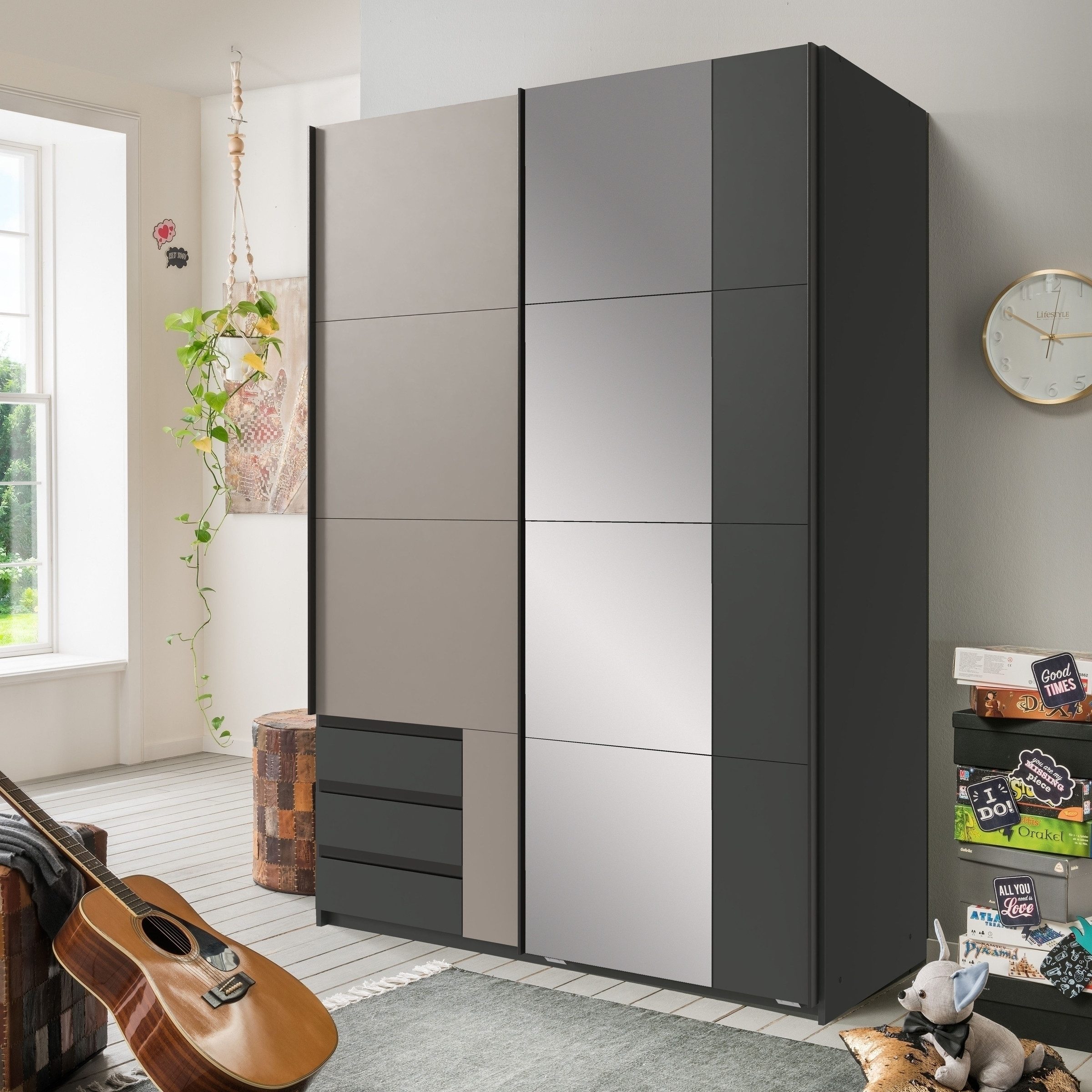 freiraum Schwebetürenschrank Emden 3 Schübe, Spiegel / GRAPHIT + SAHARAGRAU - 135x198x65cm (BxHxT)