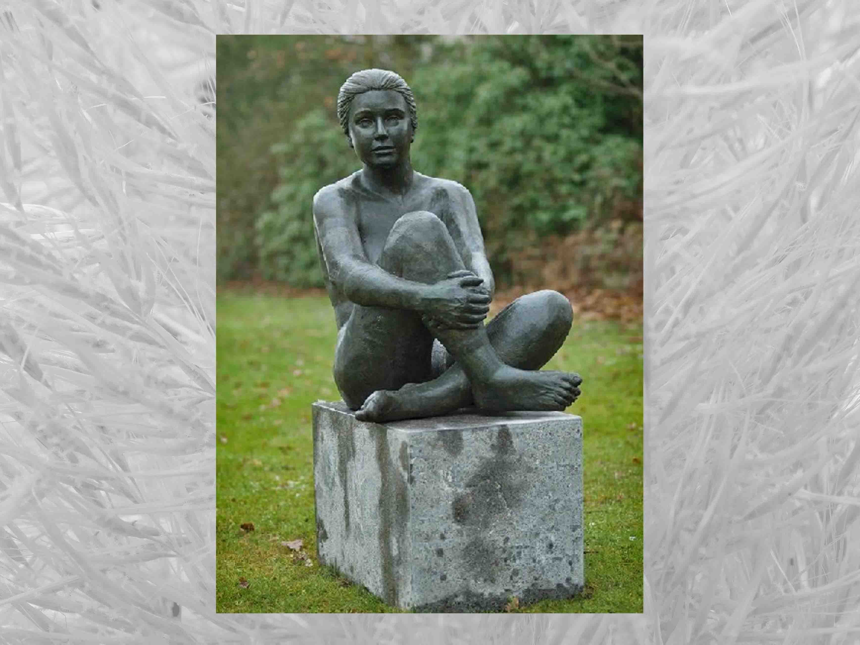 IDYL Gartenfigur Bronze Frau sitzend, Nackte Bronze-Skulptur IDYL