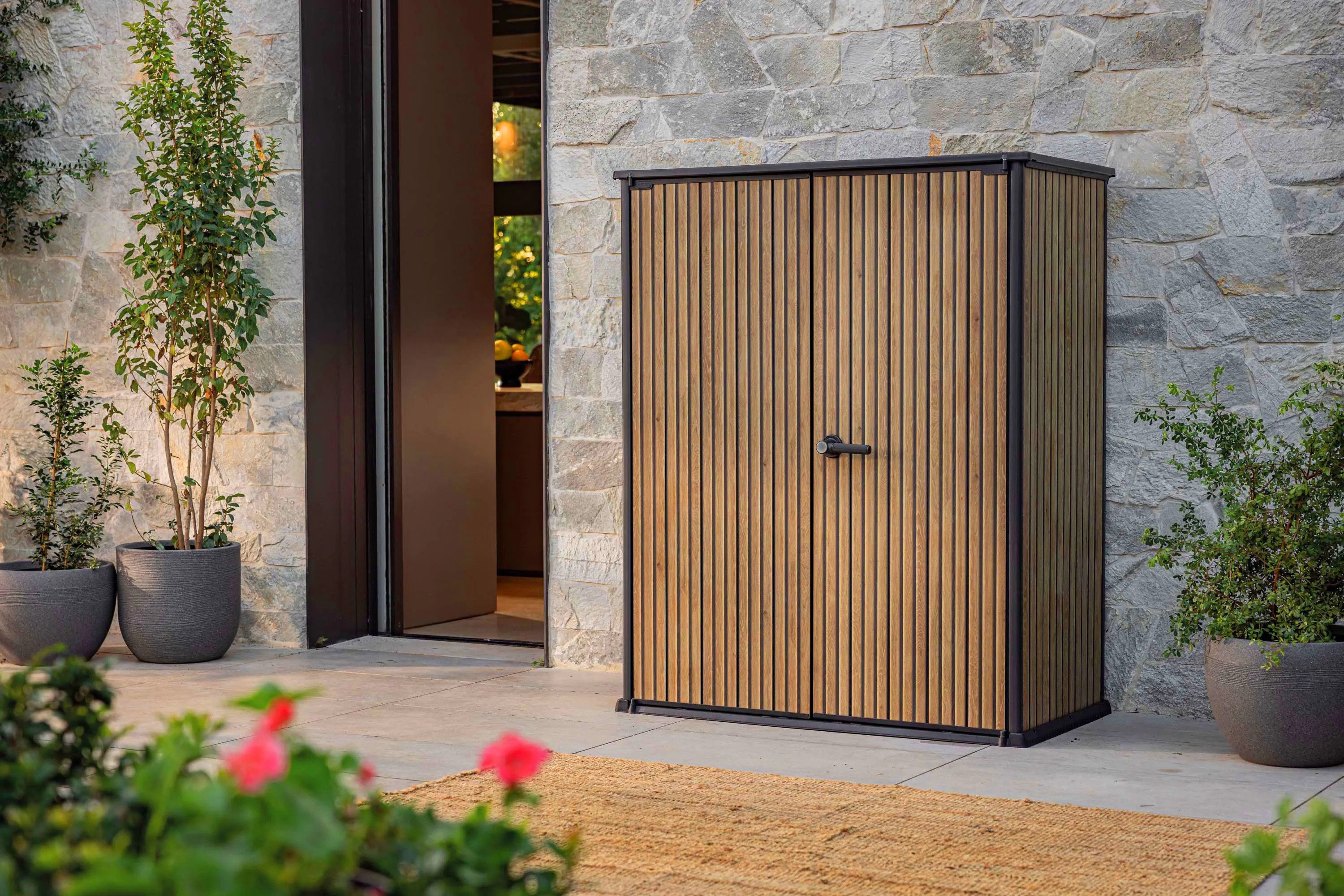 Focus Garden Garten-Geräteschrank "Deco Vertical" 1400L Holzoptik wetterfest mit 2 Regalen, Abschließbar, L140cm x B73,6cm x H170,4cm