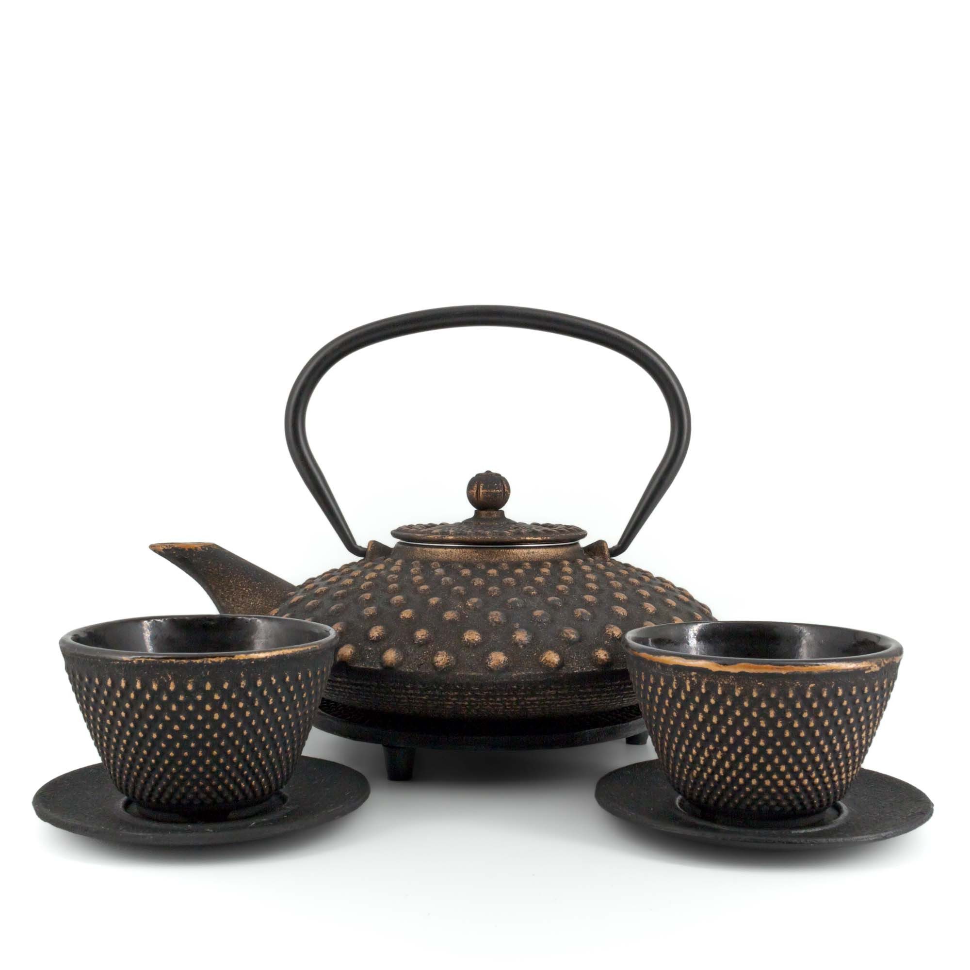 teayumi Teekanne CHIYO Tetsubin Komplett-Set Gusseisenkanne 800 ml Schwarzgold, 0.8 l, (Komplett-Set, 8-teilig), mit herausnehmbaren Edelstahlsieb, mit Henkel