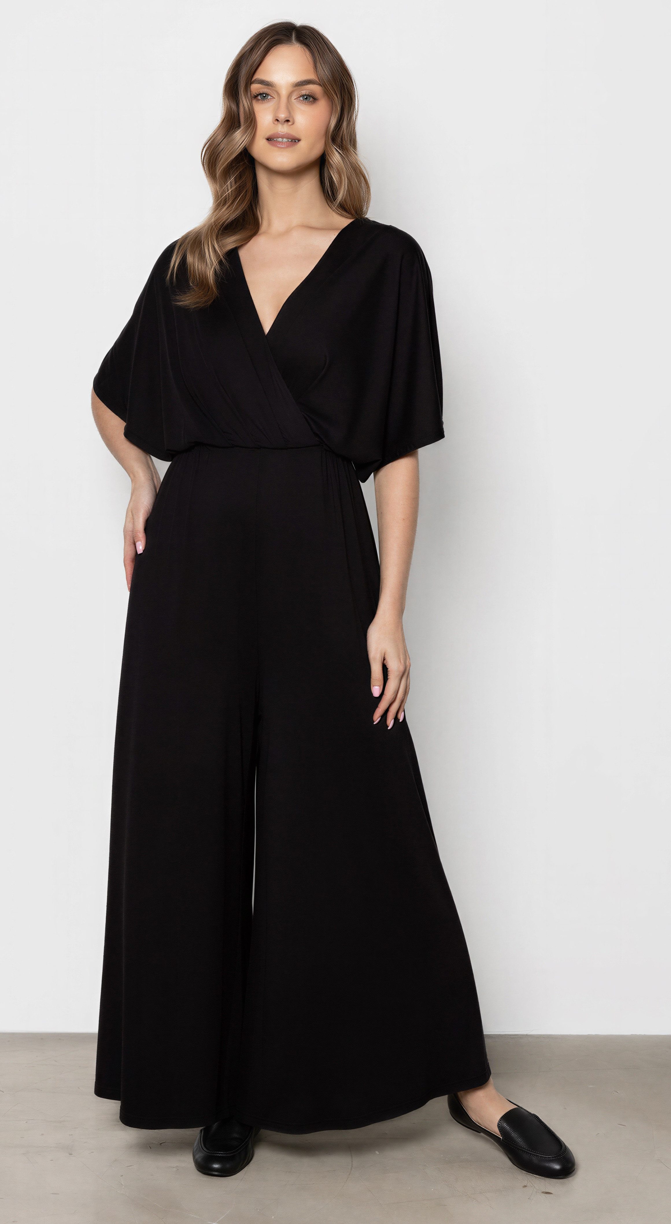 Awama Jumpsuit mit Wickeloptik und weitem Bein