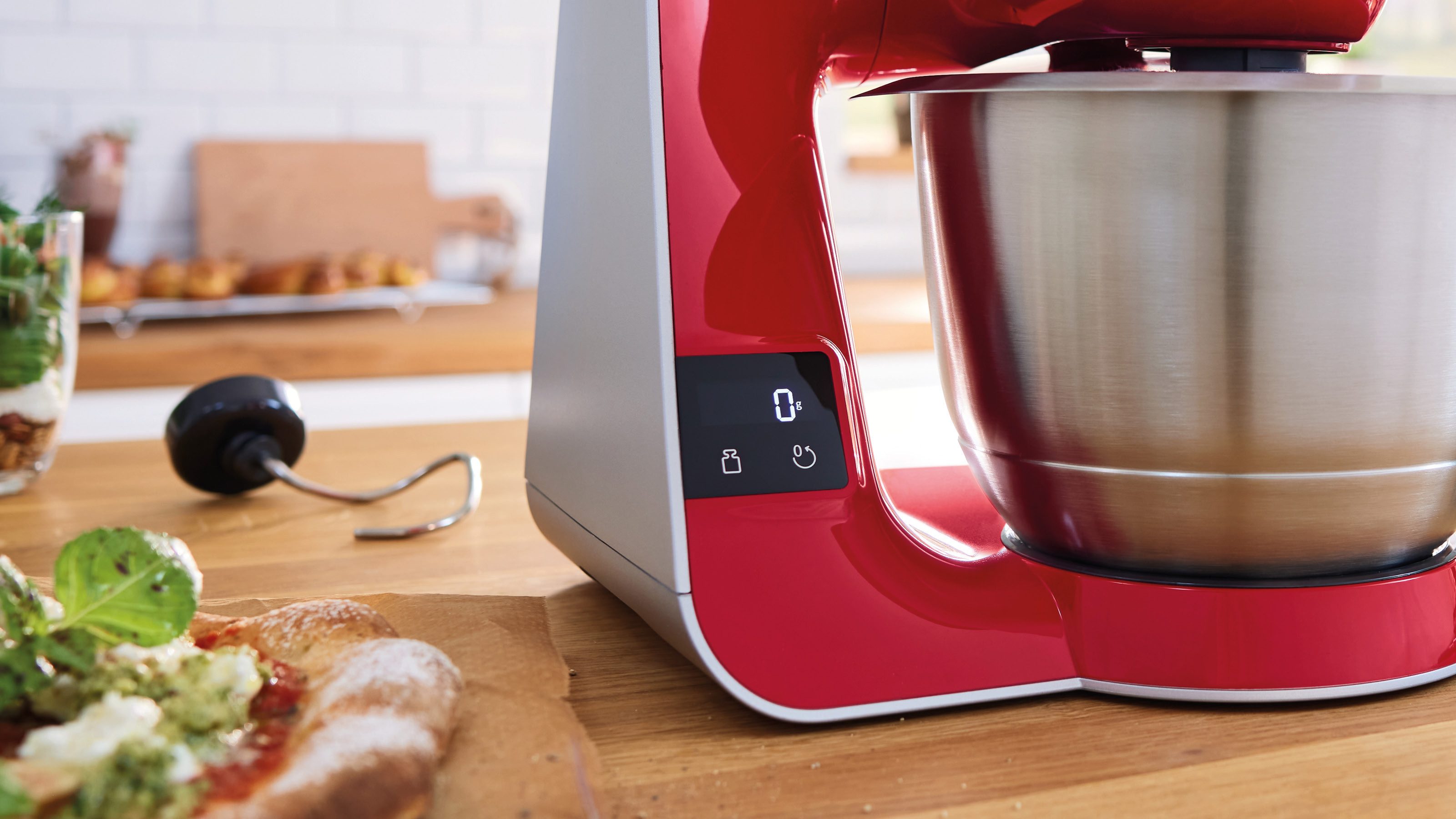 BOSCH Küchenmaschine Serie 4 MUM5X734, integr. Waage, Durchlaufschnitzler, Mixer, rot, 1000 W, 9,4 l Schüssel, 2 Schüsseln, 3 Scheiben, Knethaken/Rühr-/Schlagbesen, spülmasch.fest