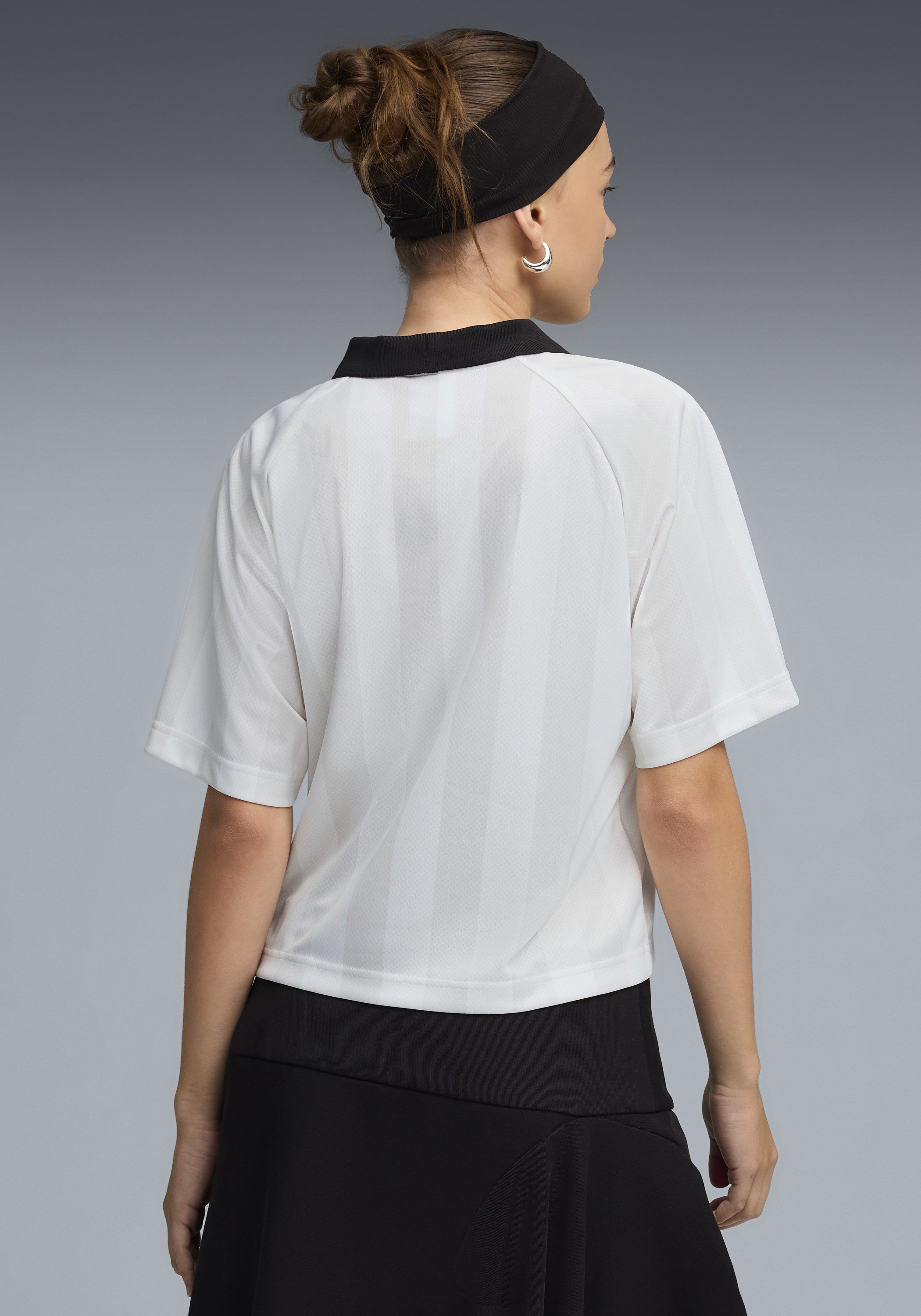 PUMA T-Shirt ESS JERSEY lockere Passform, Kurzarm, atmungsaktiv, mit V-Ausschnitt