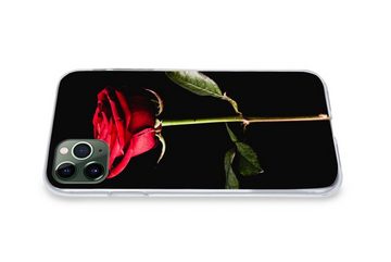 MuchoWow Handyhülle Eine rote Rose auf schwarzem Hintergrund, Handyhülle Apple iPhone 11 Pro Max, Smartphone-Bumper, Print, Handy