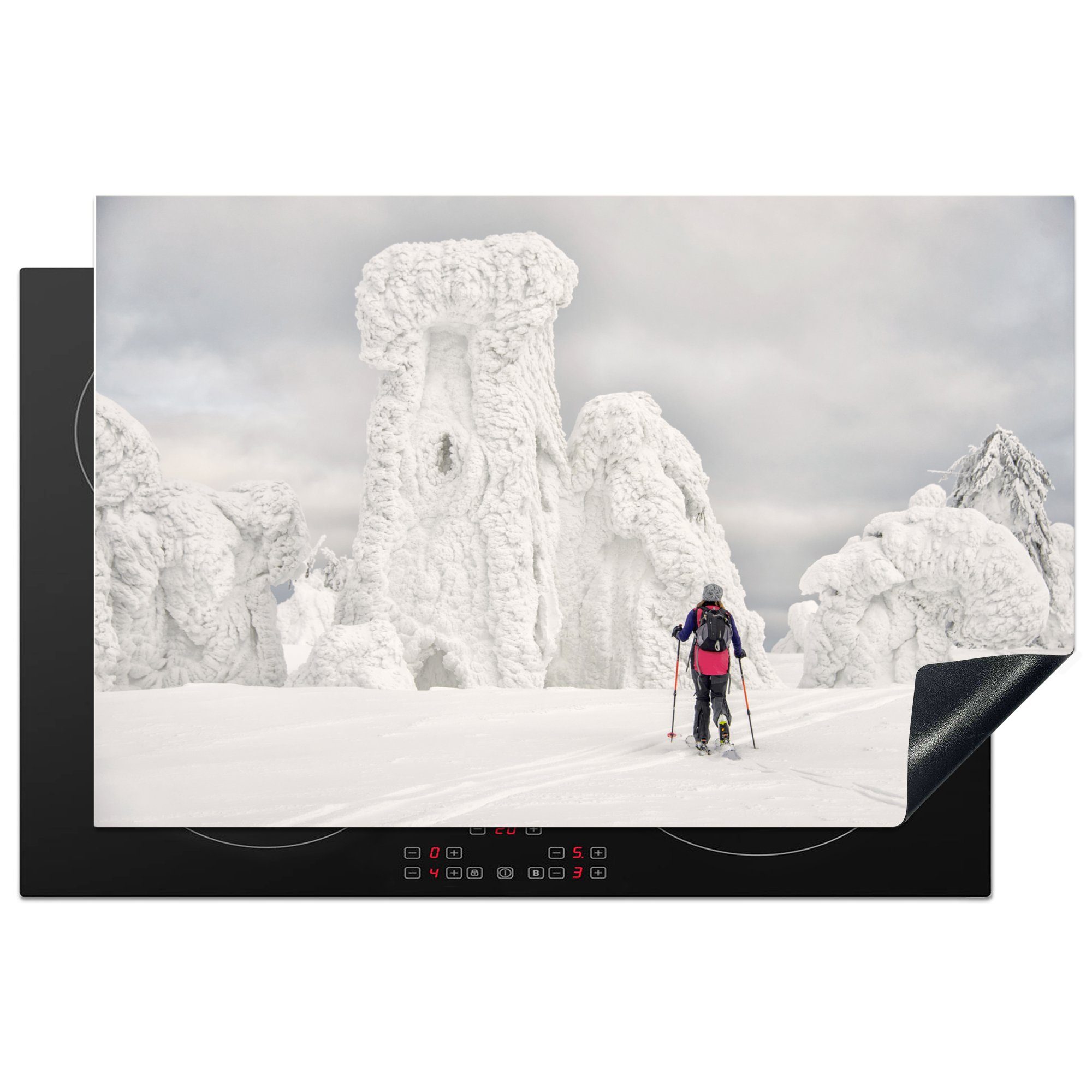 in (1 MuchoWow für Skifahrer betrachtet Herdblende-/Abdeckplatte küche, tlg), cm, Lappland, Bäume verschneiten Vinyl, die Ceranfeldabdeckung 81x52 die Schutz Induktionskochfeld