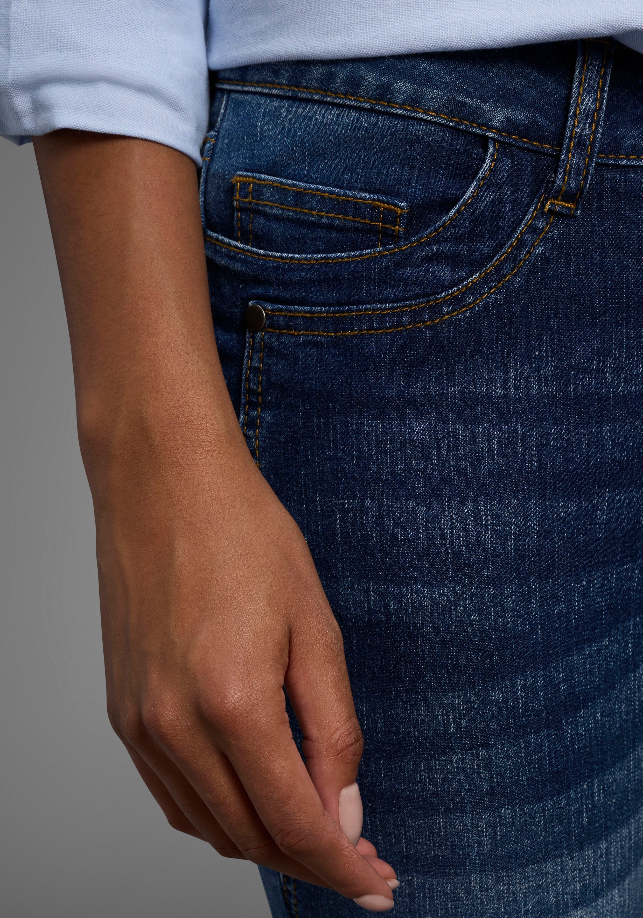 Arizona 7/8-Jeans mit Keileinsätzen extra-enger Schnitt, Used-Look-Waschung, niedrige Leibhöhe