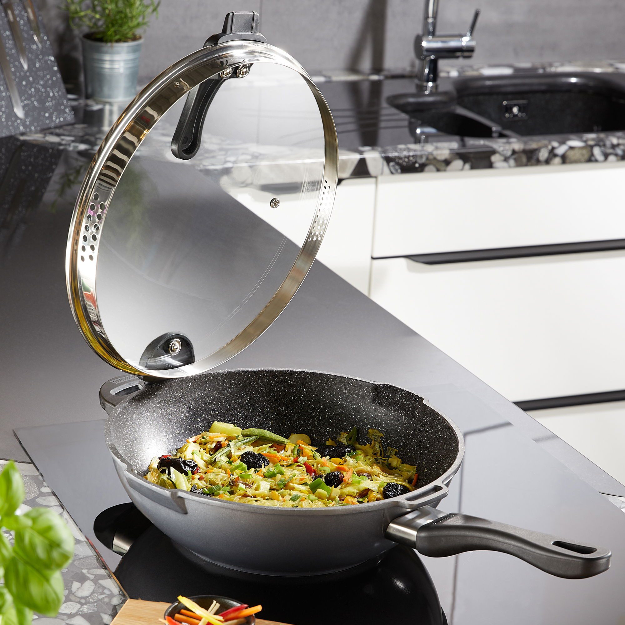 STONELINE Wok, Aluminiumguss (2-tlg), mit echten Steinpartikeln, induktionsgeeignet, Designed in Germany