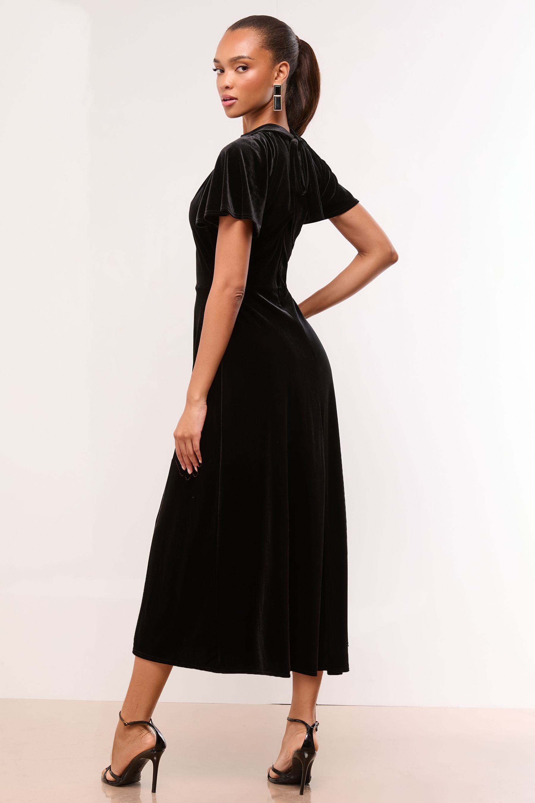 LIPSY Midikleid Lipsy Kurzärmeliges Samt-Midikleid, Regular (1-tlg) günstig online kaufen