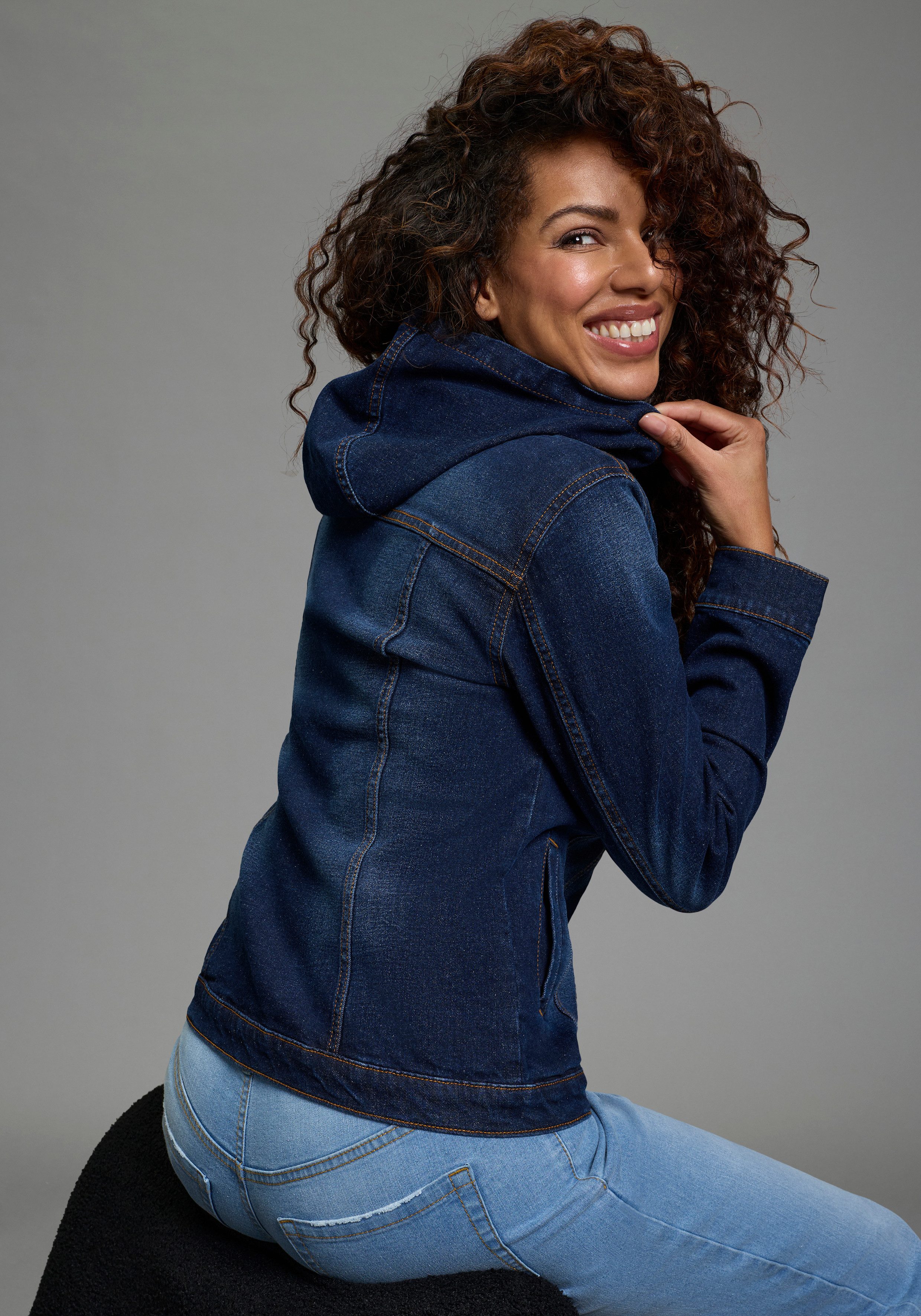 Arizona Jeansjacke mit Kapuze, Regular Fit, mit Knopfleiste, mit Knopf-Applikationen