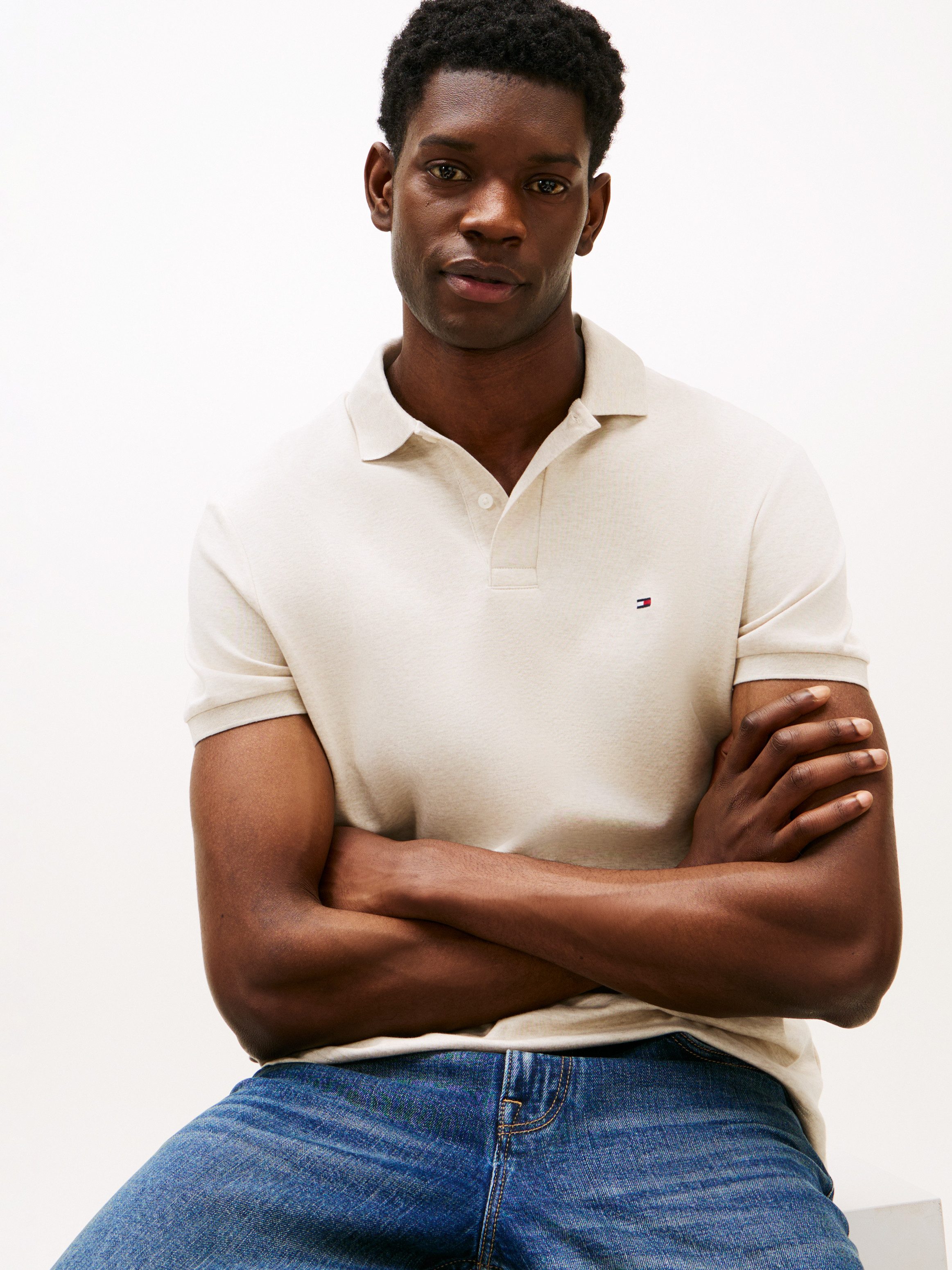 Tommy Hilfiger Poloshirt LIQUID COTTON REGULAR SEASONAL mit Logostickerei – Bild 2 von 5