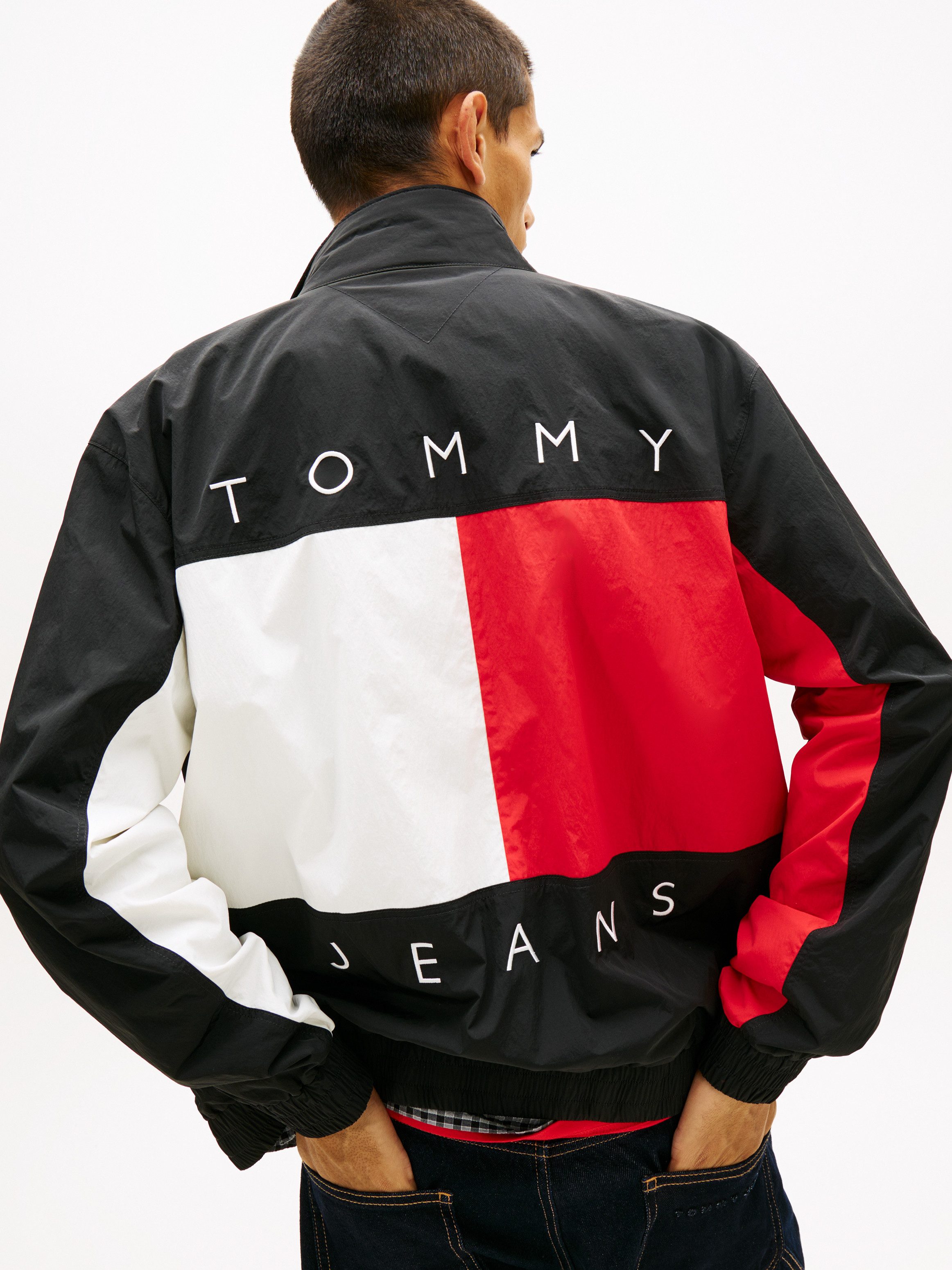 Tommy Jeans Windbreaker TJM HERITAGE FLAG Regular fit mit Stehkragen und Markenprint Rückenprint Tommy Flag