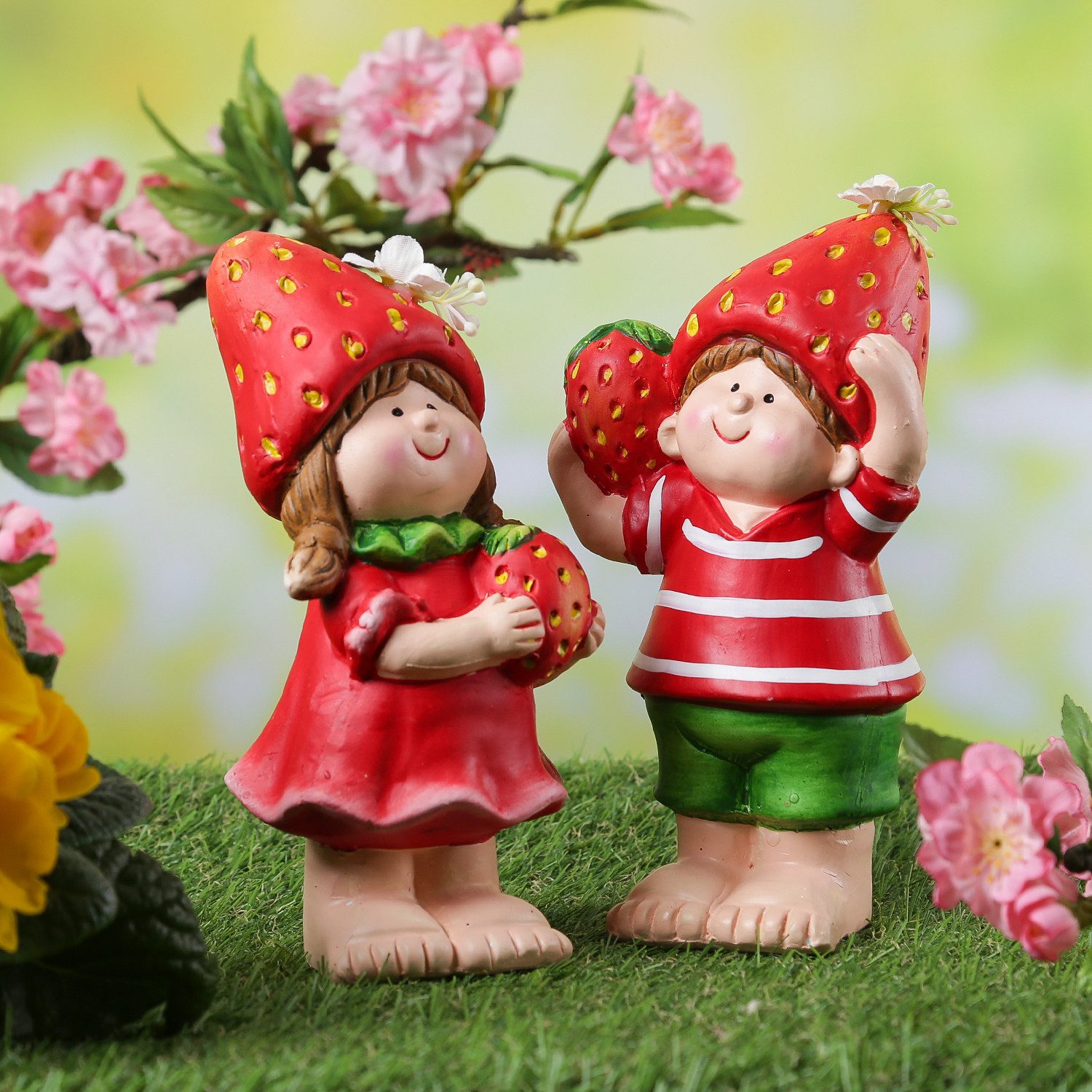 MARELIDA Gartenfigur Dekofigur Erdbeerjunge Fritz mit Erdbeere Gartendeko H: 18,5cm