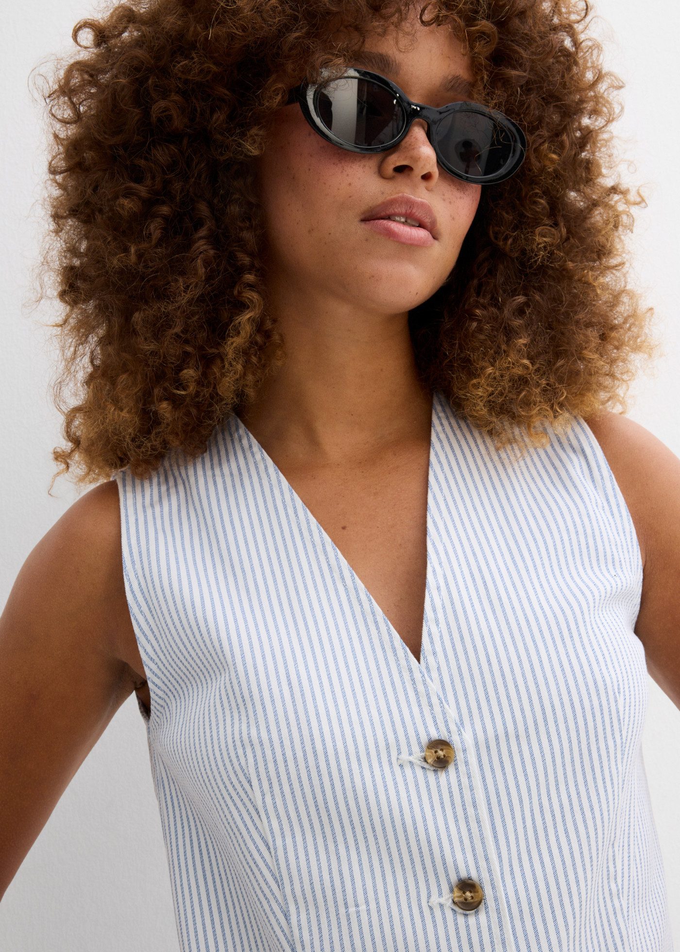bonprix Jeansweste lockerer Schnitt, ohne Kragen, gestreiftes Design, mit Elasthan-Anteil