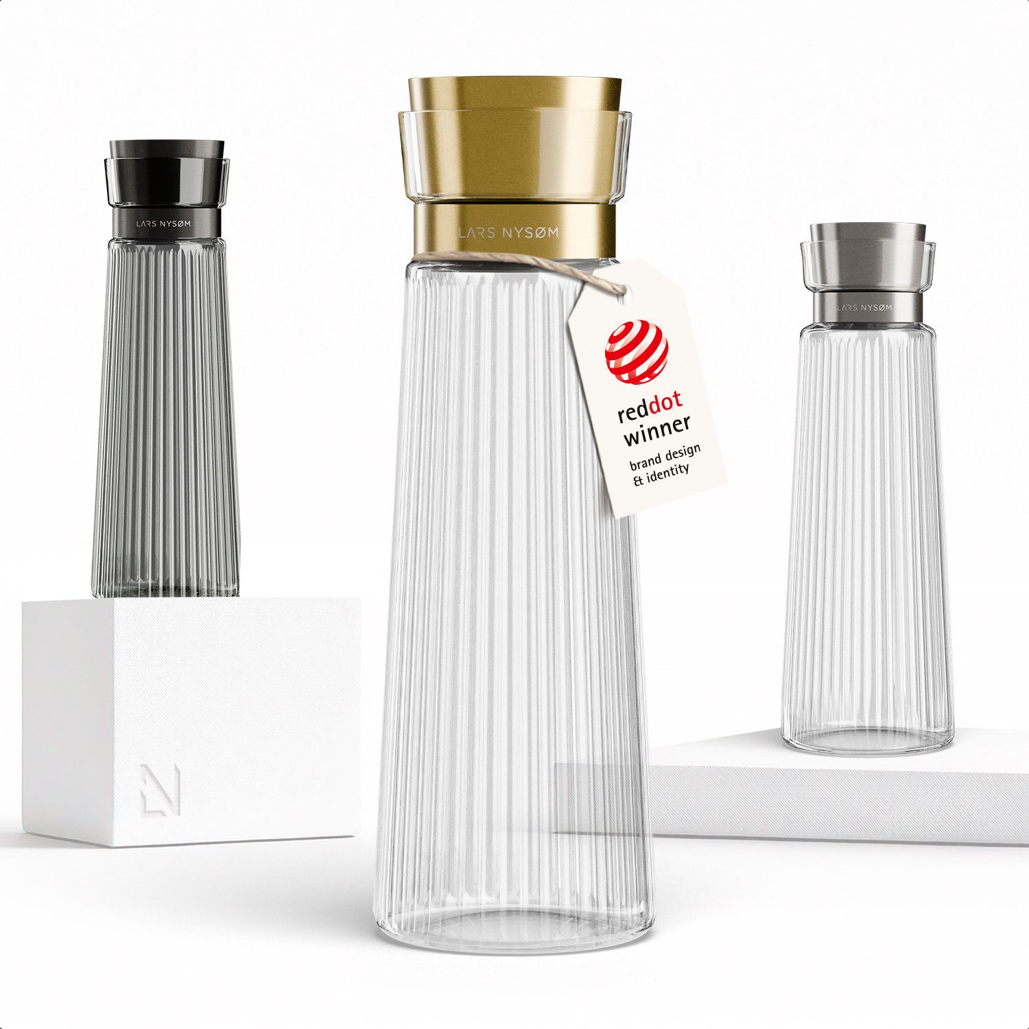 LARS NYSØM Wasserkaraffe Bækvand, (1-tlg), Glaskaraffe 1 l mit Edelstahldeckel und integriertem Sieb