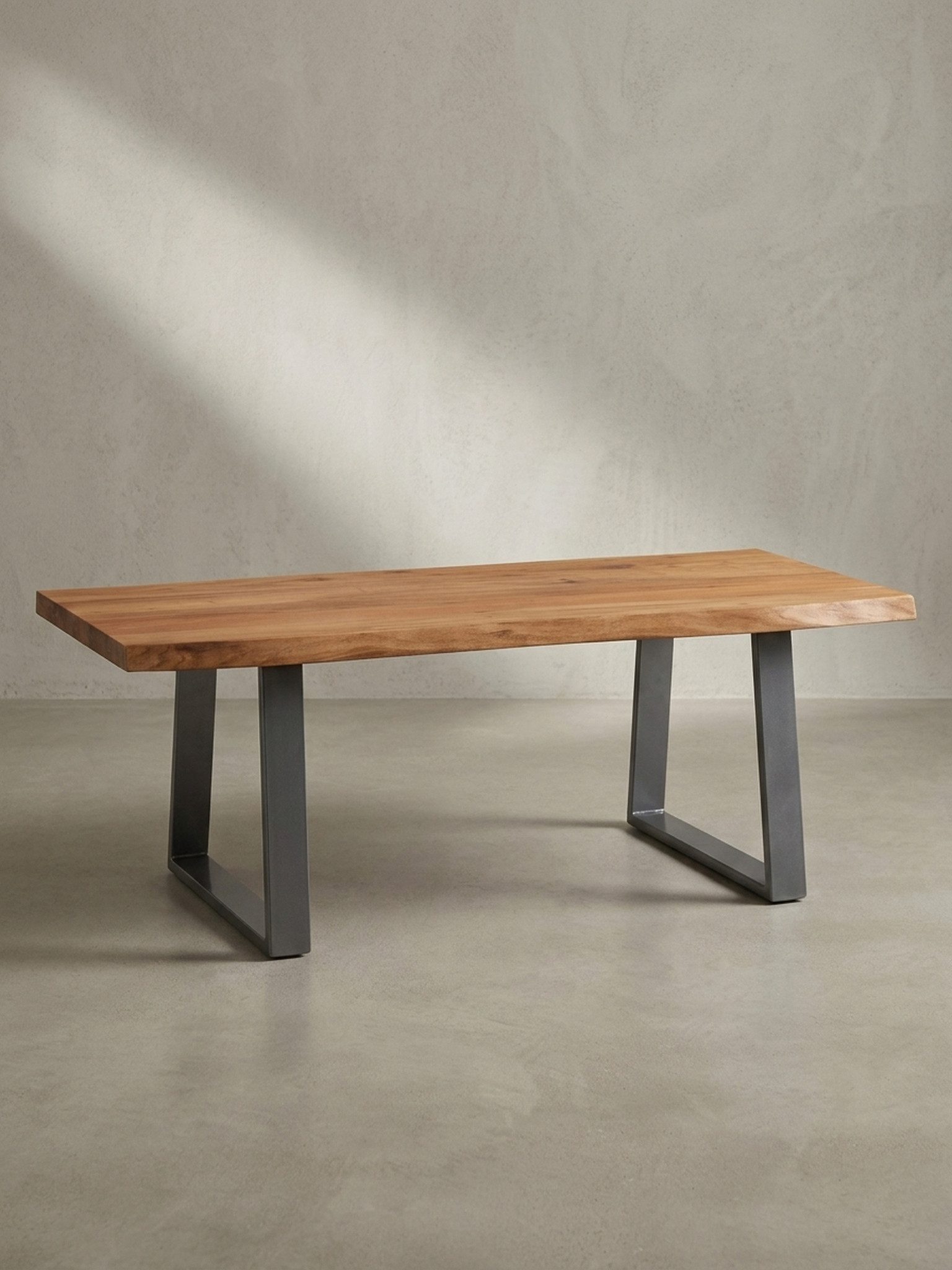 KADIMA DESIGN Couchtisch Couchtisch 120x60x46 cm Akazie Massivholz / Metall Baumkante, Design (mit Trapezbeinen in Chrom), Wohnzimmertisch Rechteckig, Sofatisch Stubentisch Braun, Kaffeetisch