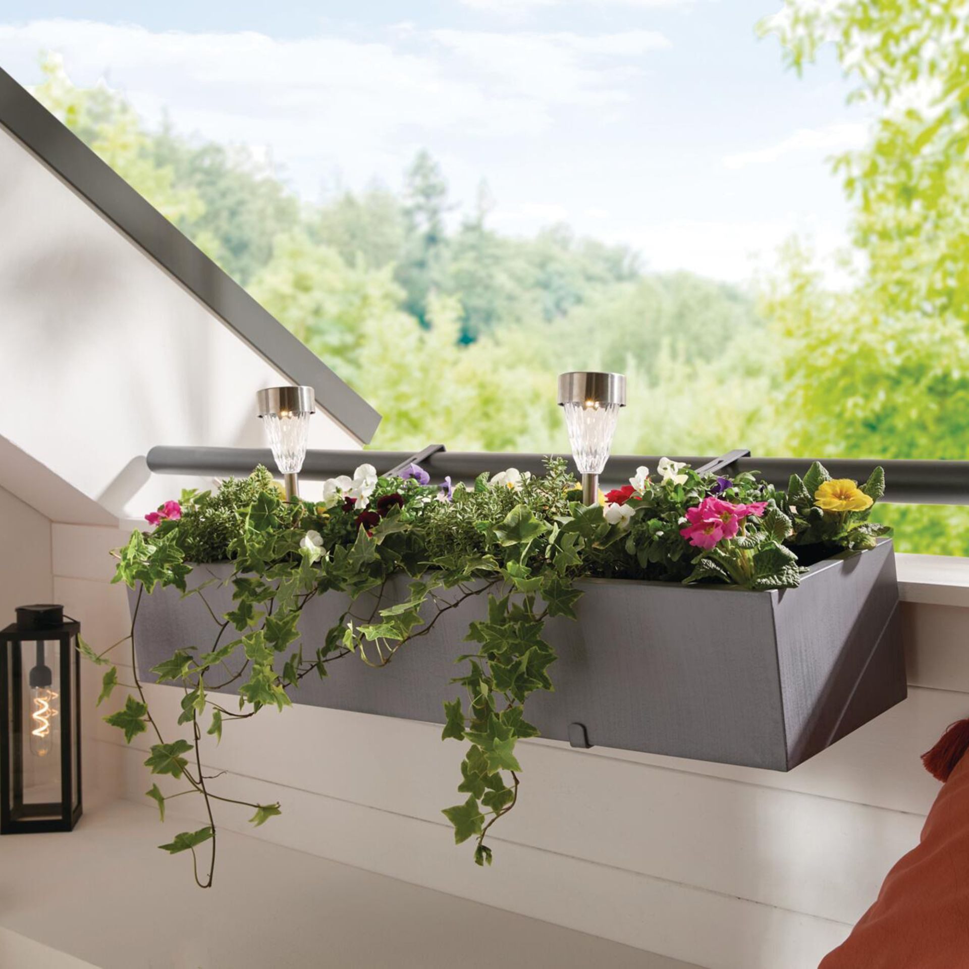 Dekoleidenschaft Blumenkasten "Grau" Metall Balkon Pflanzkasten 90 cm lang, Balkonkasten Pflanzgefäß, mit integriertem Wasserablauf, für Drinnen & Draußen