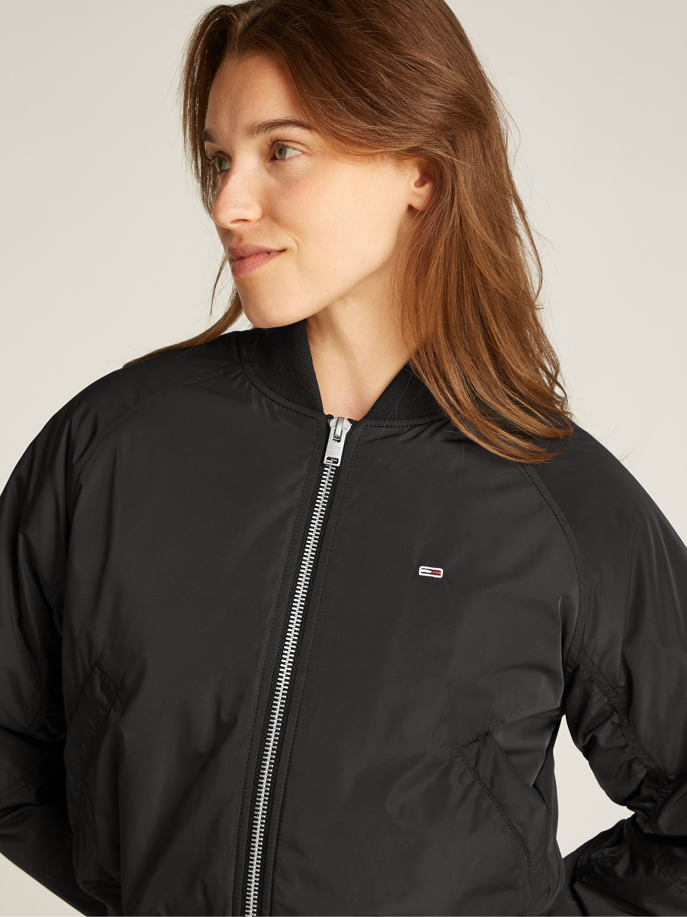 Tommy Jeans Bomberjacke mit leichter Wattierung, mit Logostickerei