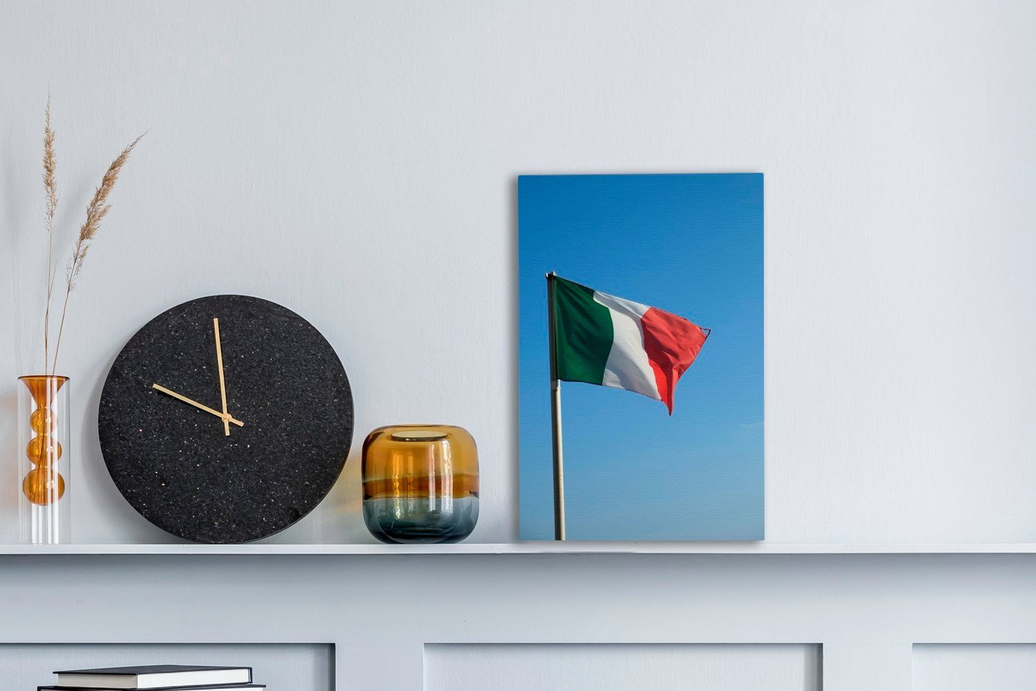 OneMillionCanvasses® Leinwandbild Italienische Gemälde, vor Leinwandbild inkl. bespannt Zackenaufhänger, einem fertig Flagge Himmel, cm 20x30 hellblauen (1 St)