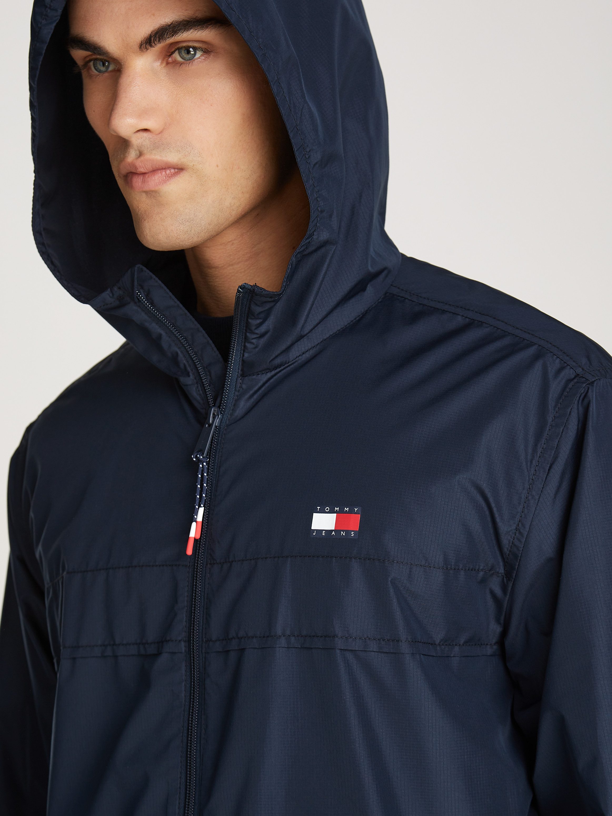 Tommy Jeans Outdoorjacke TJM LW CHICAGO JACKET mit Logoprägung