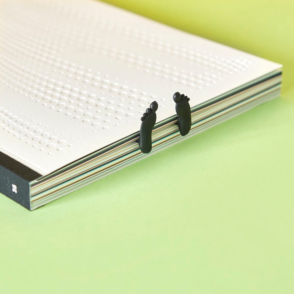 Balvi Lesezeichen Lesezeichen BOOK CRUSH schwarz, Lustiges Design Mann im Buch bookmark, I love Books