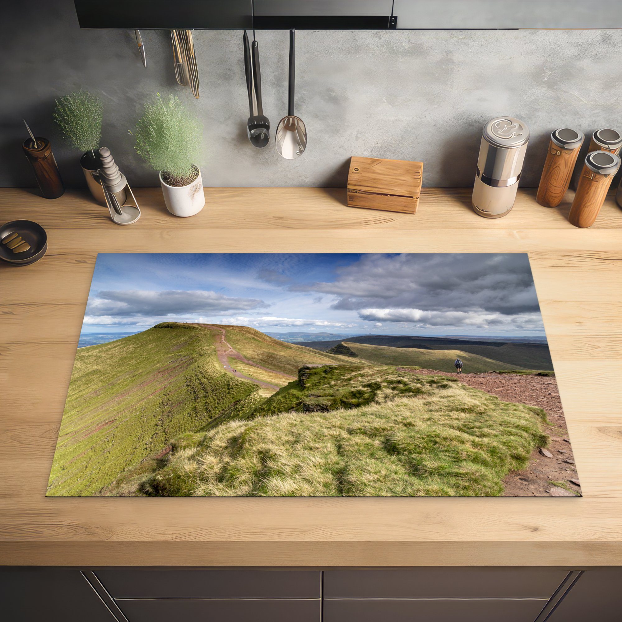 Grüne Induktionskochfeld Schutz Vinyl, Herdblende-/Abdeckplatte in Berge im Brecon Park National cm, küche, die für Ceranfeldabdeckung England, 81x52 (1 MuchoWow Beacons tlg),