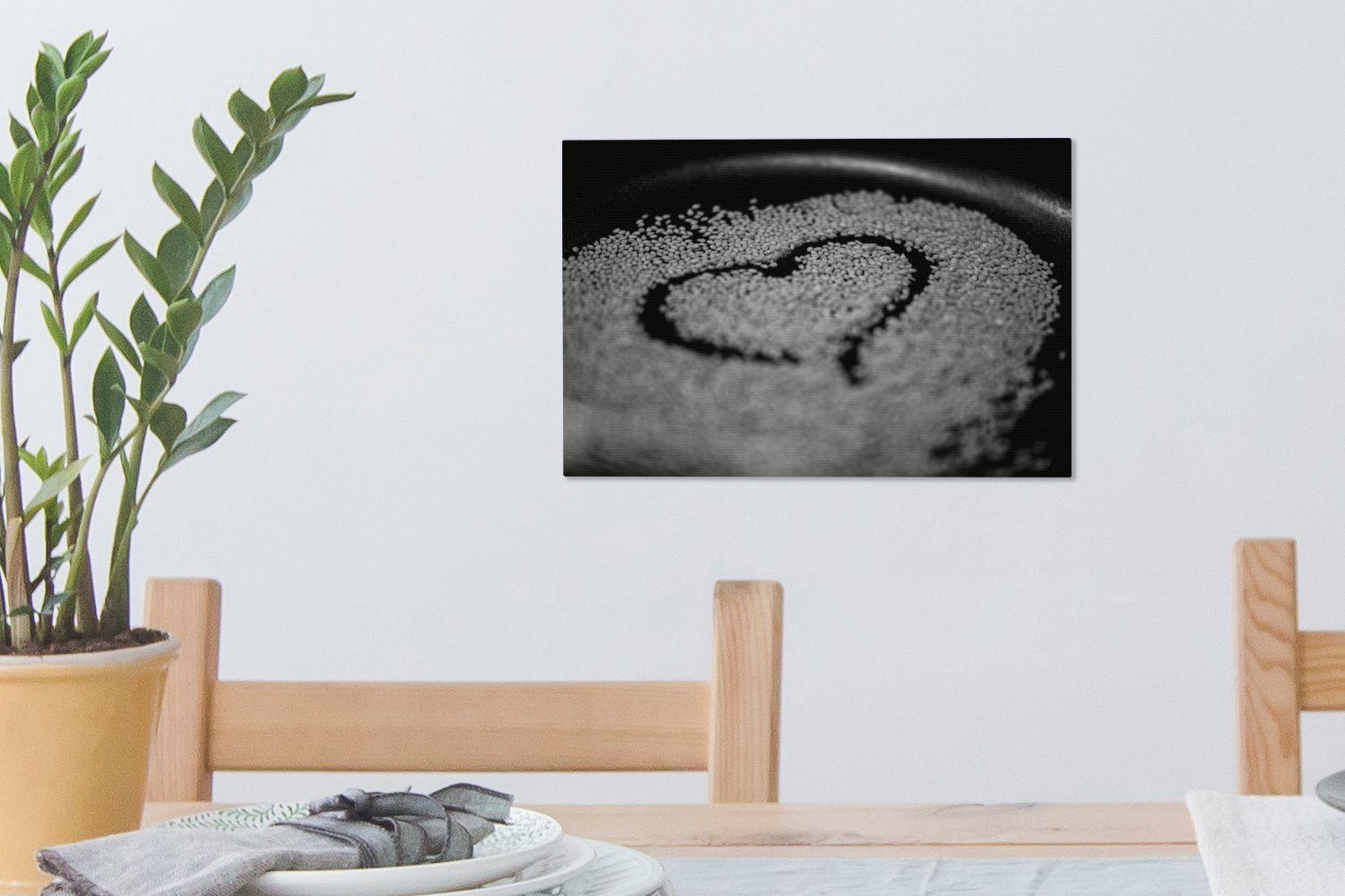 Herzform einer in Leinwandbild in (1 Wanddeko, Sesamsamen einem schwarz - Aufhängefertig, und St), weiß, Pfanne cm Wandbild Leinwandbilder, OneMillionCanvasses® 30x20 Haufen