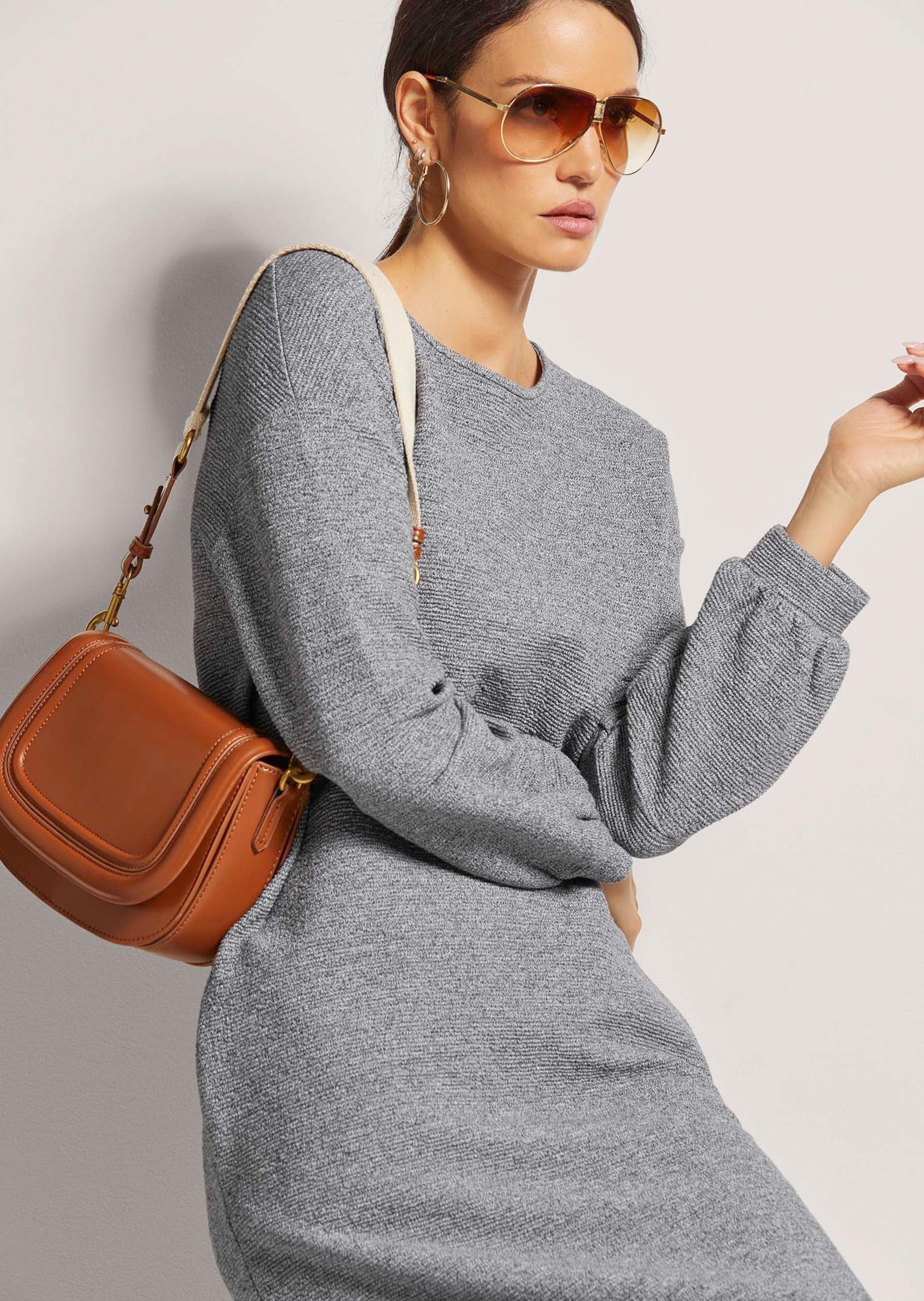 MADELEINE Midikleid Elastisches Oversized-Kleid mit Taschen Unifarbenes Modell mit klassischem Rundhalsausschnitt