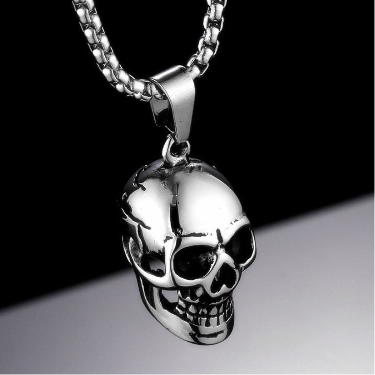 KARMA Edelstahlkette Halskette Herren mit Totenkopf Silber moderne Herrenkette Metall (Herrenkette, 1-tlg., Geschenk für Ihn Männer Herrenschmuck Halsschmuck), Herrenhalskette Skull Metallhalskette 60 cm