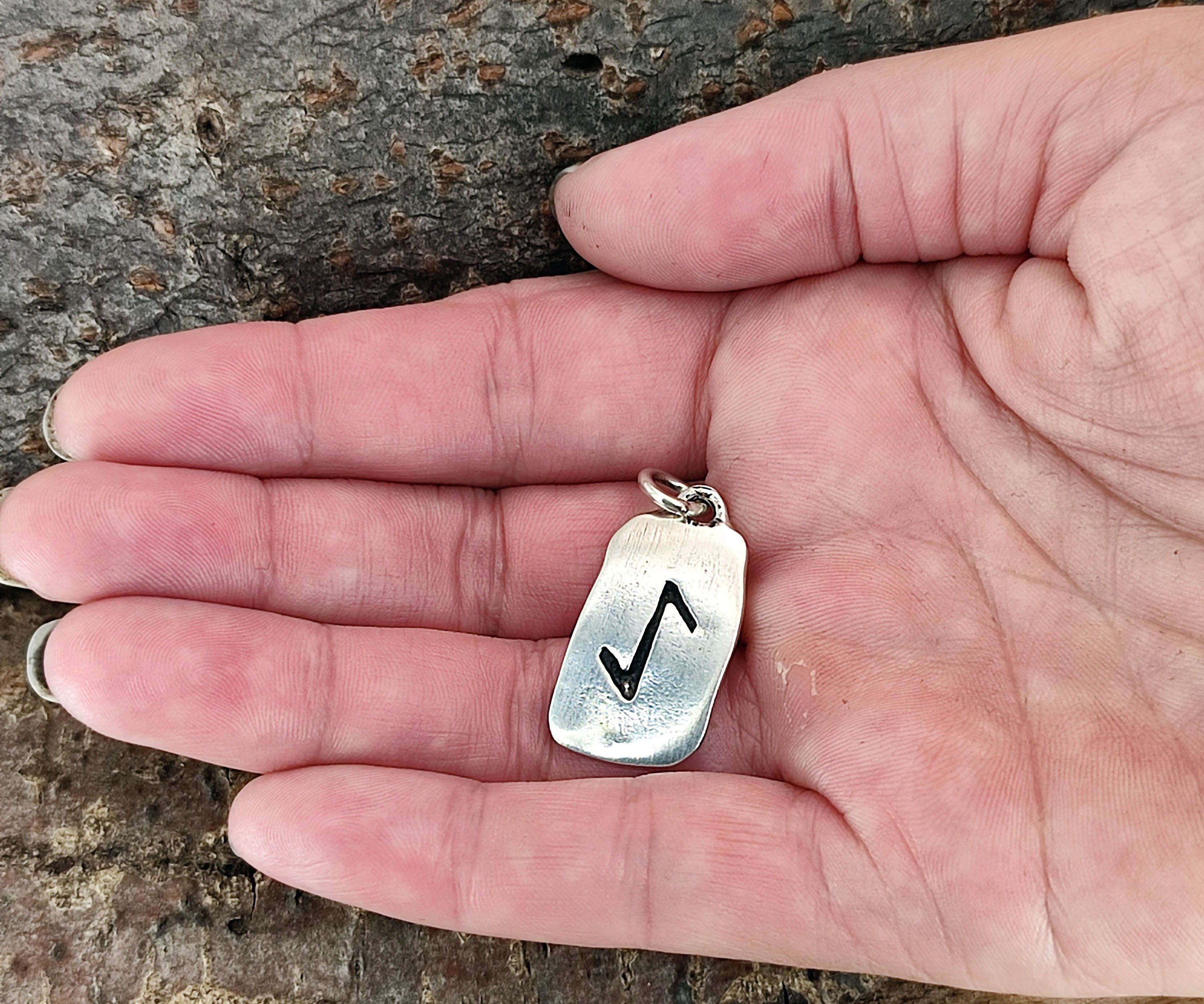 Kiss of Leather Kettenanhänger Rune Eihwaz 925 Sterling Silber Buchstabe AE