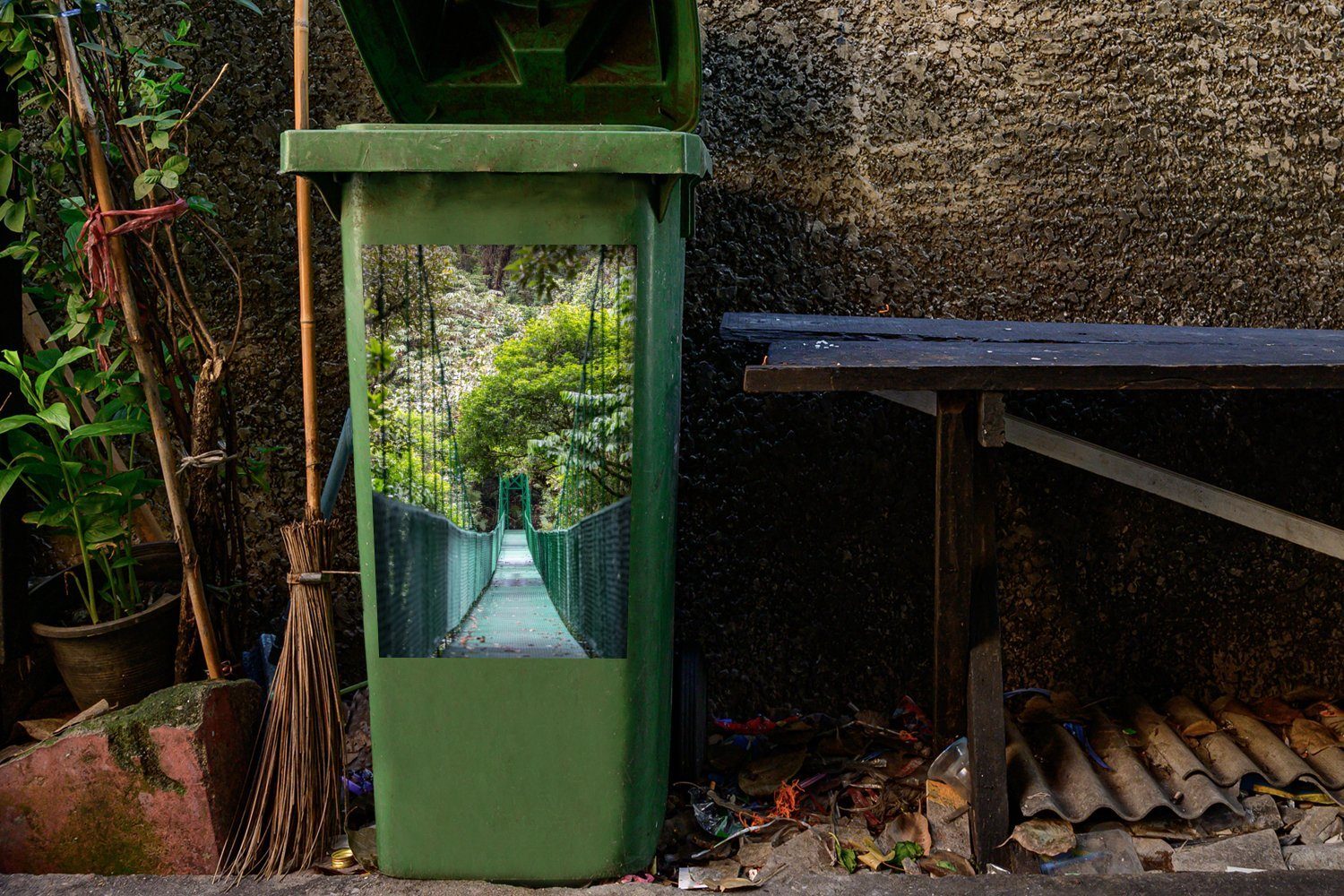 MuchoWow Wandsticker Abfalbehälter Mülltonne, im Schöne Hängebrücke Mülleimer-aufkleber, Container, Bosque (1 Nuboso St), Monteverde Sticker