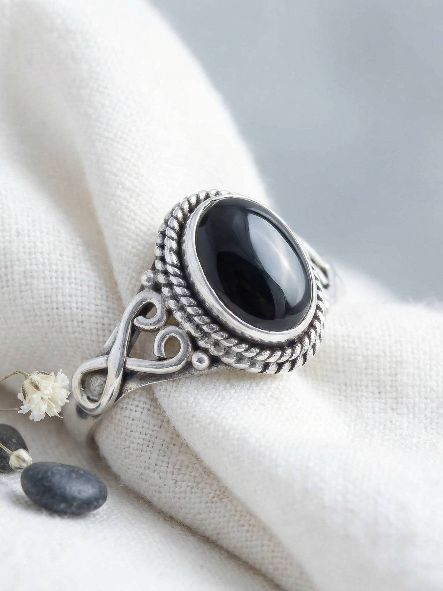 mantraroma Silberring BAGHIMI oval aus 925 Silber mit Onyx (Ring mit Schmuckbeutel), Damenring aus 925er Silber