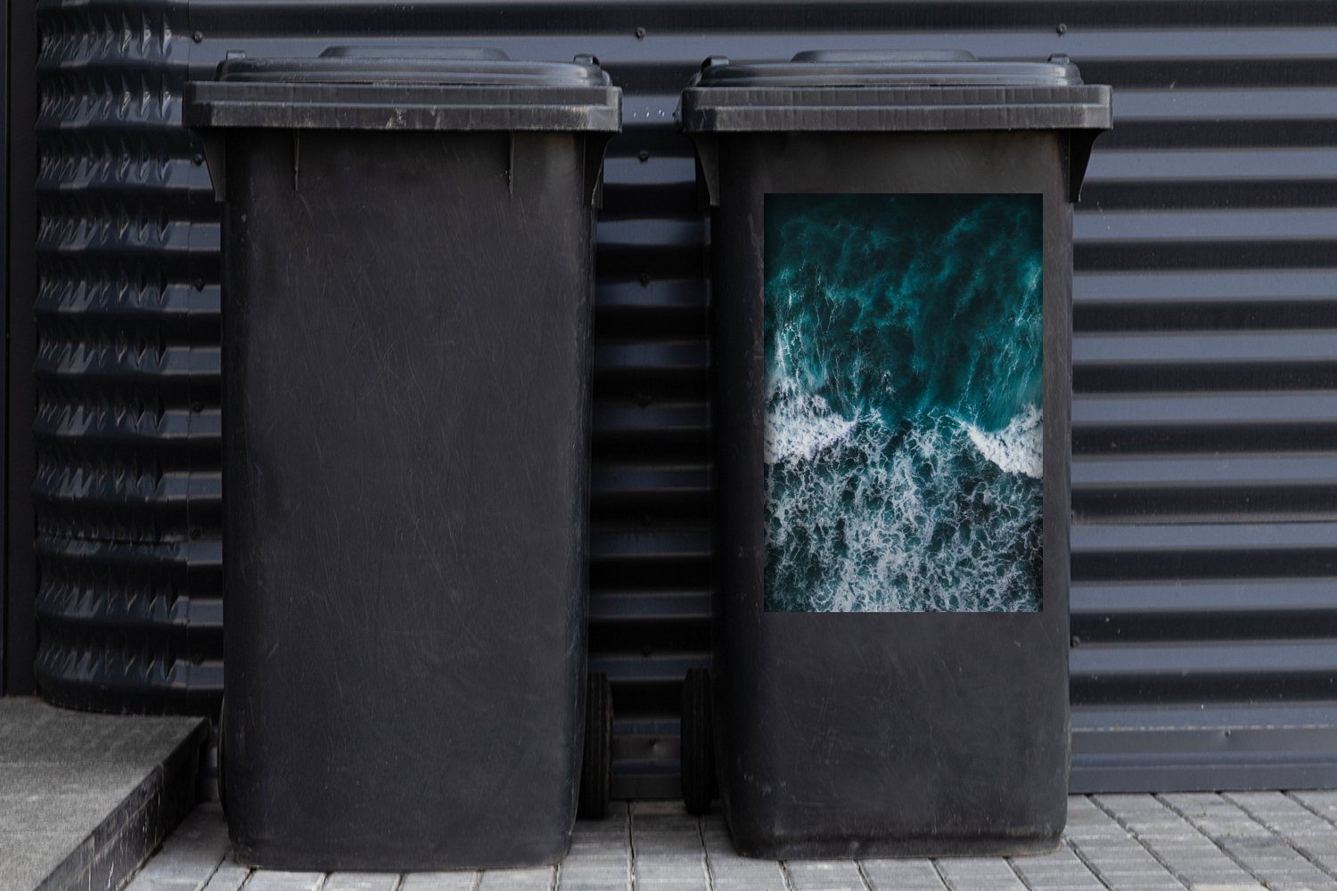 der Wandsticker Sticker, Container, aus Abfalbehälter St), auf dem (1 MuchoWow Surfer Vogelperspektive Mülleimer-aufkleber, Mülltonne, Wasser