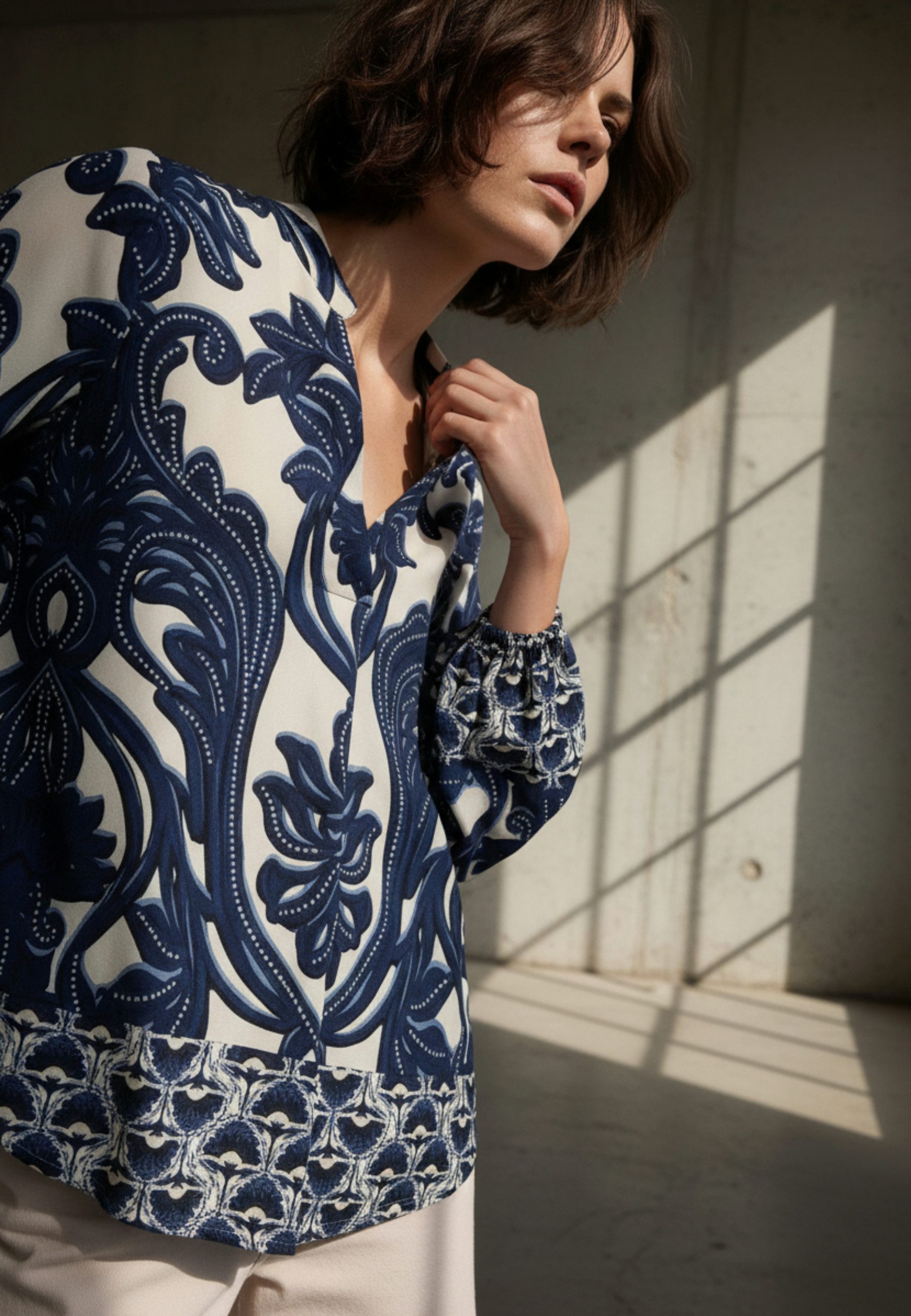 Andijamo-Fashion Schlupfbluse INDIGO FLOW Ausdrucksstarker Ornament-Print in Indigo