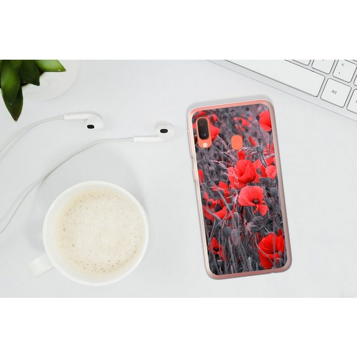 MuchoWow Handyhülle Rote Mohnblumen in einem Schwarz-Weiß-Bild Handyhülle Samsung Galaxy A20e Smartphone-Bumper Print Handy QR10965