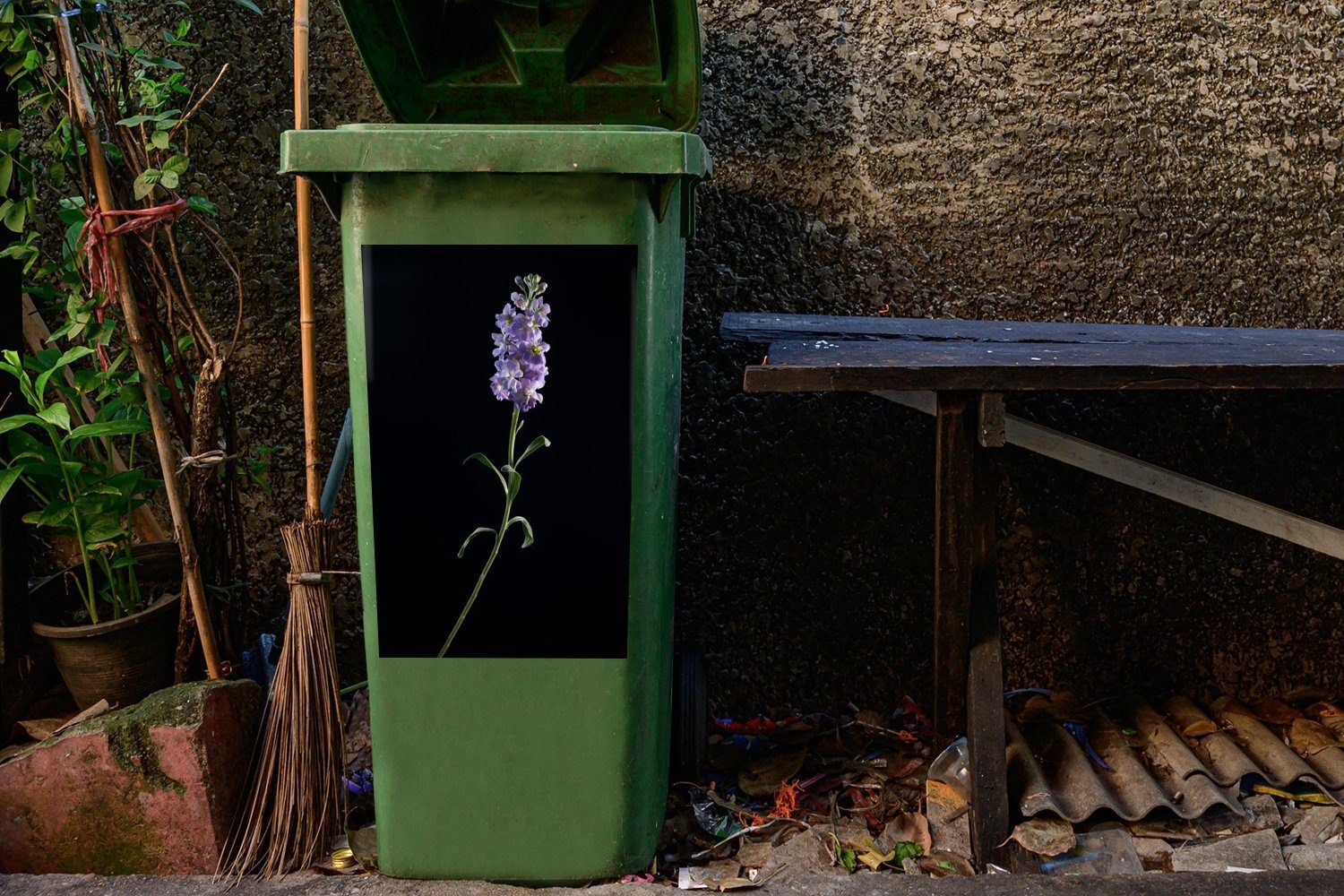 Wandsticker schwarzem (1 Abfalbehälter Veilchen MuchoWow Mülltonne, Container, auf St), Sticker, Mülleimer-aufkleber, Hintergrund Ein