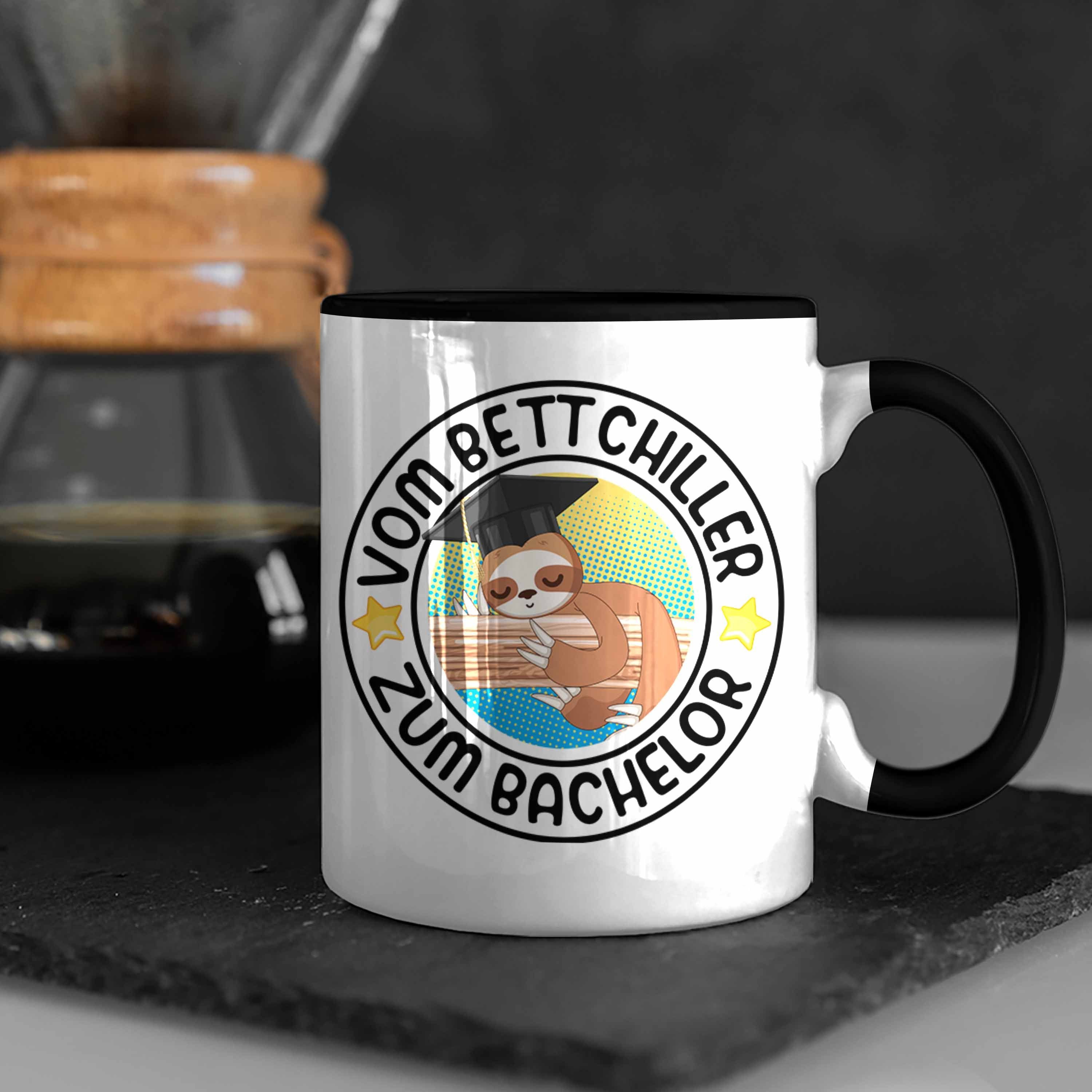 Trendation Tasse Trendation - Chiller Vom zum Bett Bachelor Lustiger Bestanden Geschenkidee Graduation Tasse Prüfung Schwarz Bachelor Spruch Geschenk