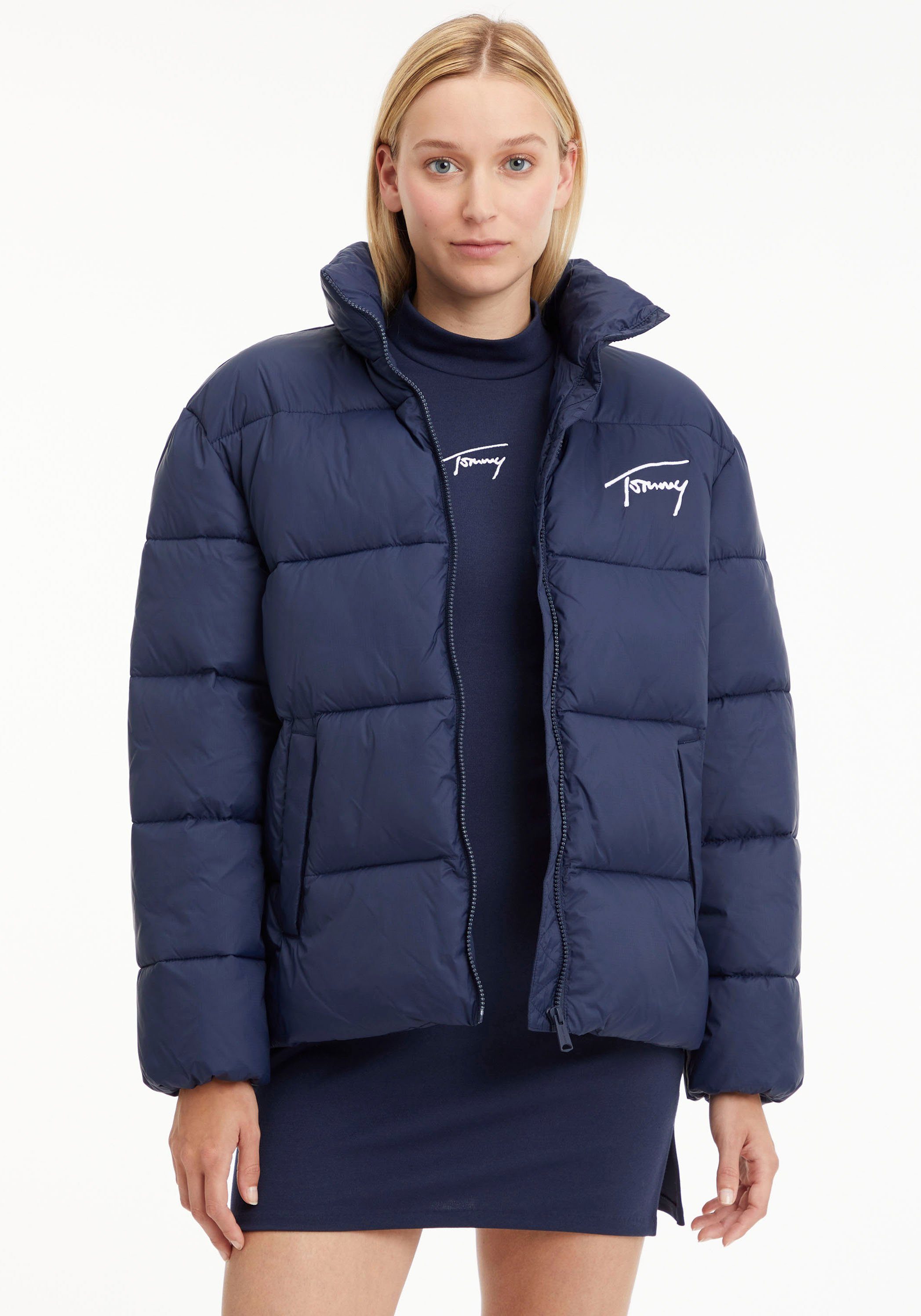 SIGNATURE Tommy Logo Jeans mit Outdoorjacke Jeans MODERN -Schriftzug PUFFER TJW Tommy