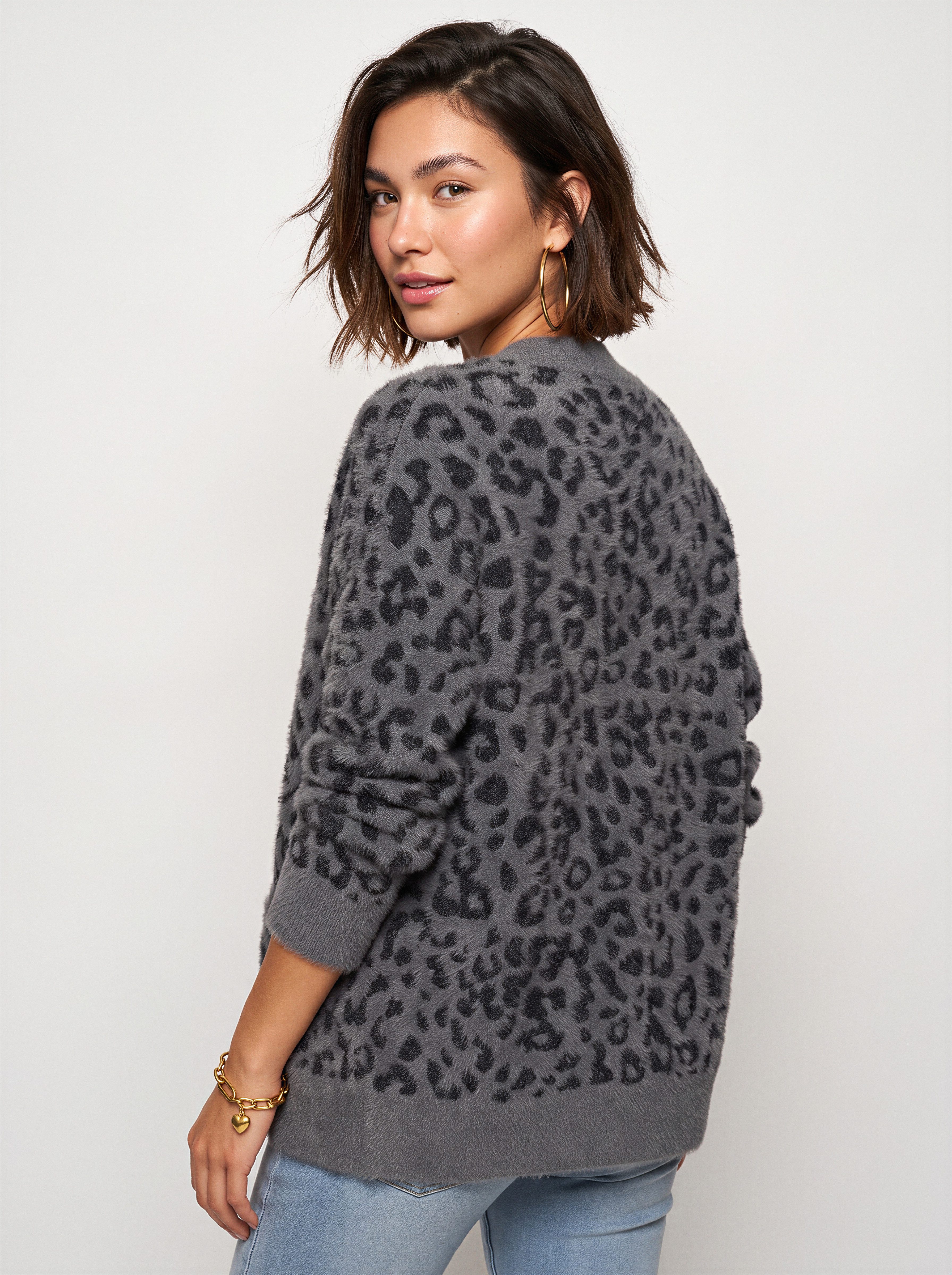 LASCANA Strickjacke in flauschiger Qualität mit Leomuster und lässiger Oversize-Form Cardigan mit Leomuster, Oversize-Strickjacke mit Animalmuster – Bild 3 von 5
