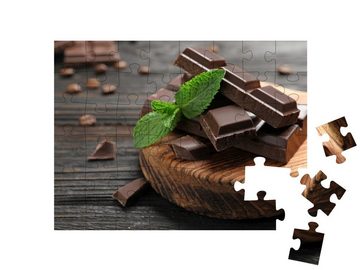 puzzleYOU Puzzle Stücke dunkler Schokolade mit Minze auf Holztisch, 48 Puzzleteile, puzzleYOU-Kollektionen Candybar